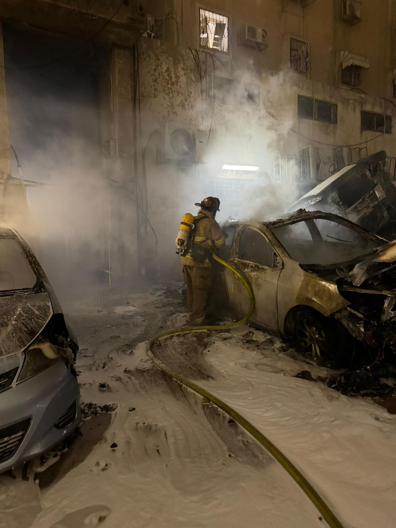 2026年3月13日，以色列中部城市洛德发生火灾，多辆以色列车辆和附近一栋建筑受