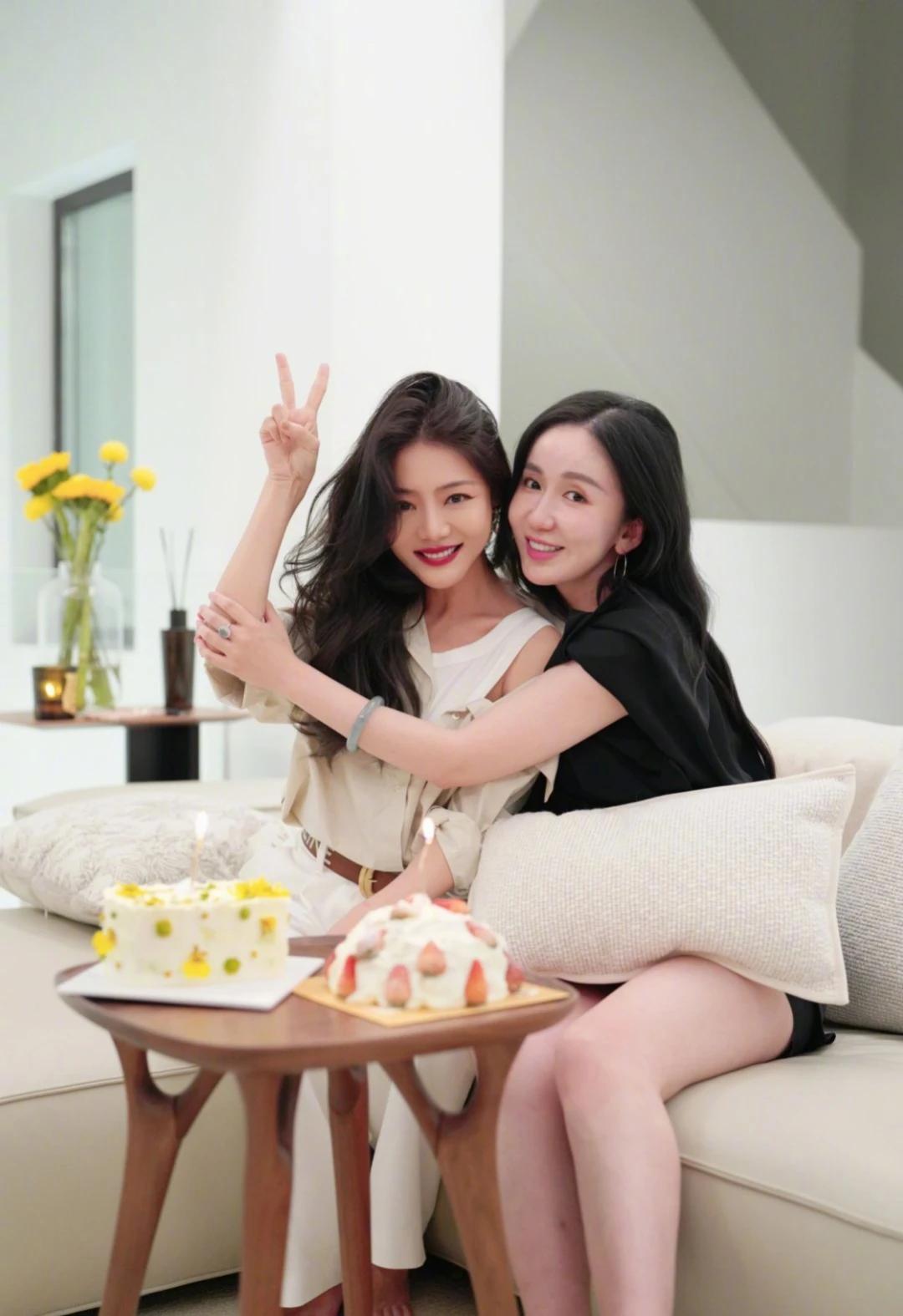 娄艺潇发文为好友邓家佳庆祝41岁生日，两人的友情从《爱情公寓》延续至今，令人羡慕