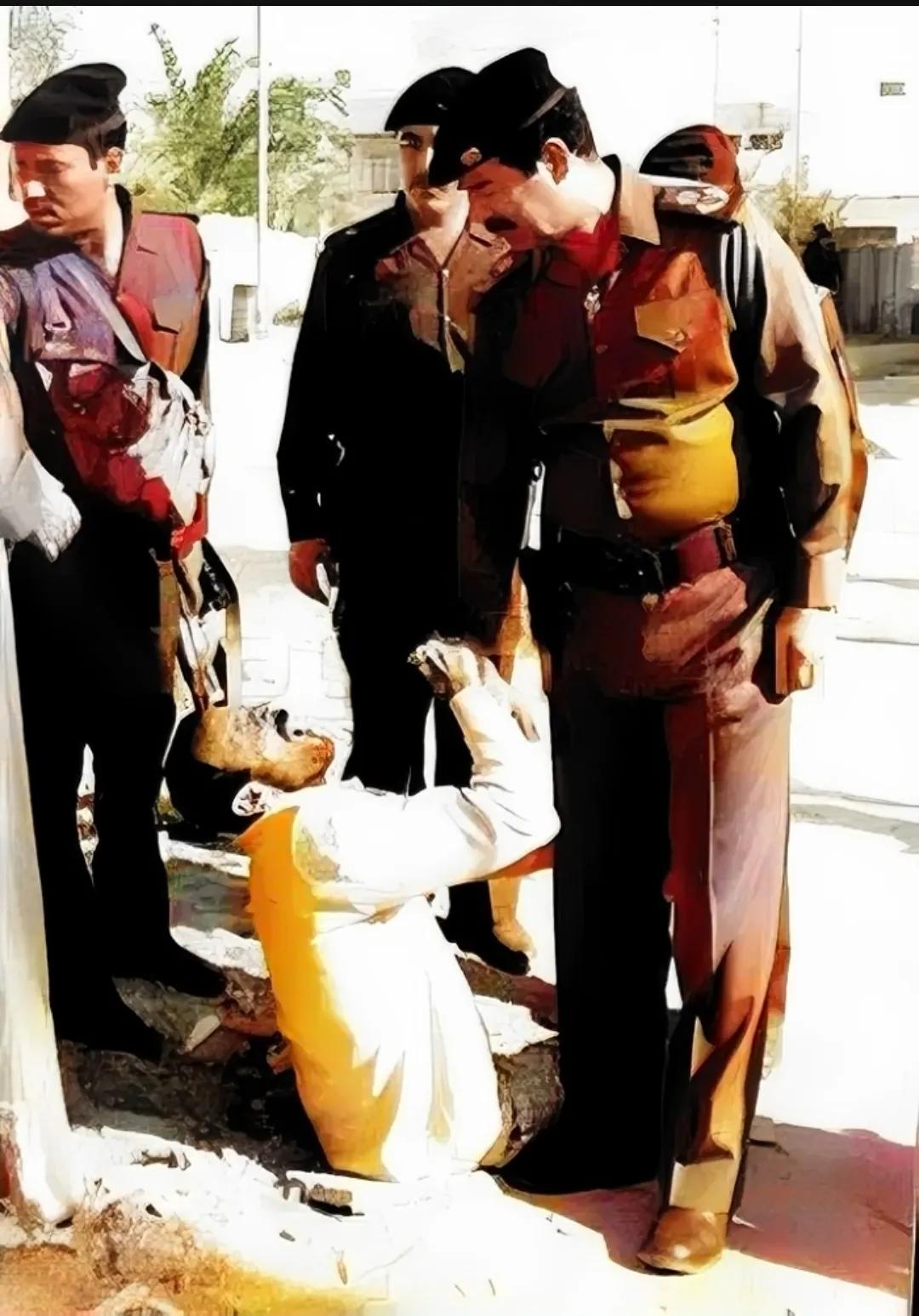 1980年，巴格达的街头，有一位萨达姆的“狂热追随者”，向他跪倒，以此表示他对于