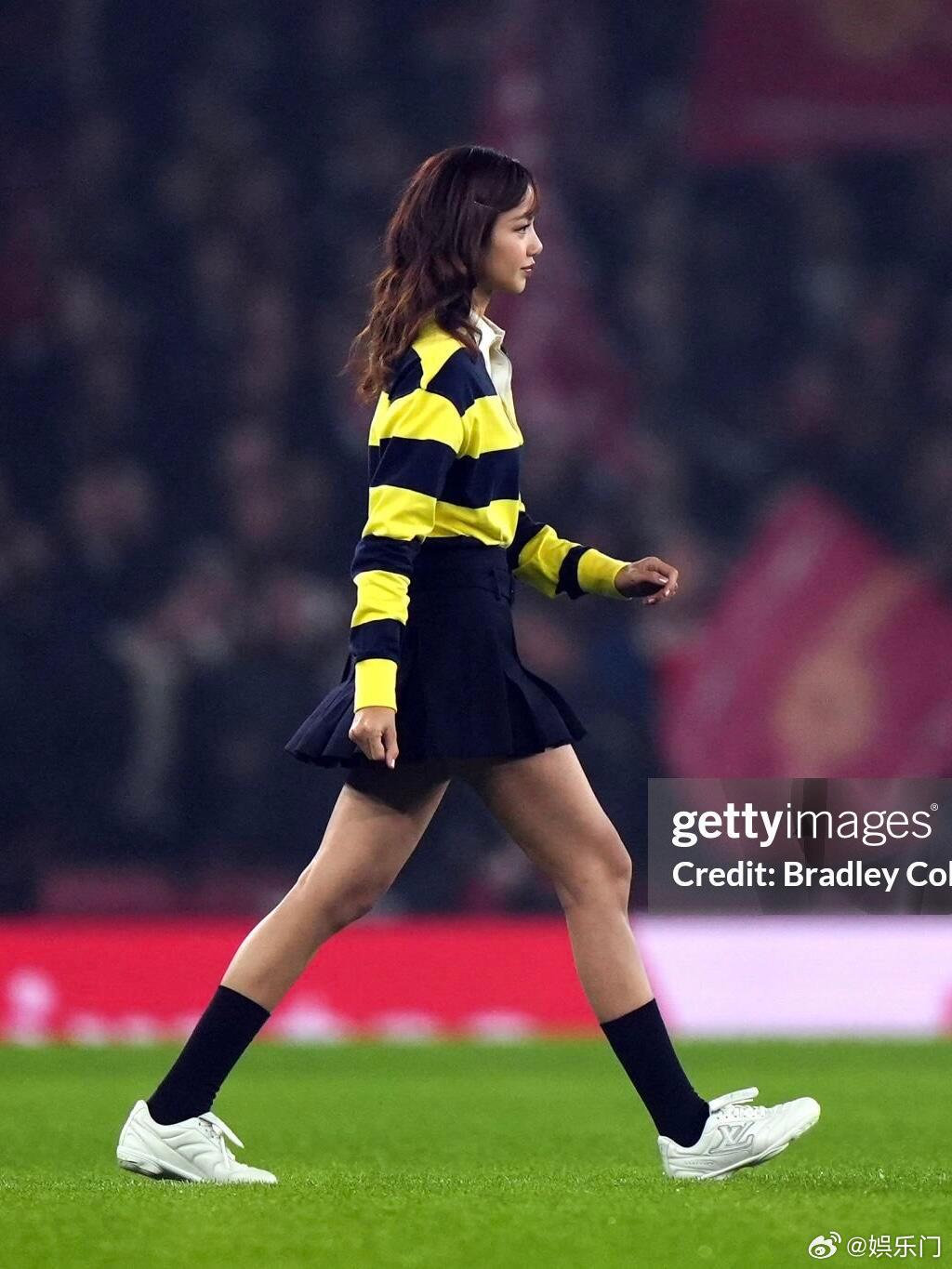 Lisa英超联赛G社生图 现身北伦敦德比英超联赛的Lisa，小蜜蜂造型好吸睛，G