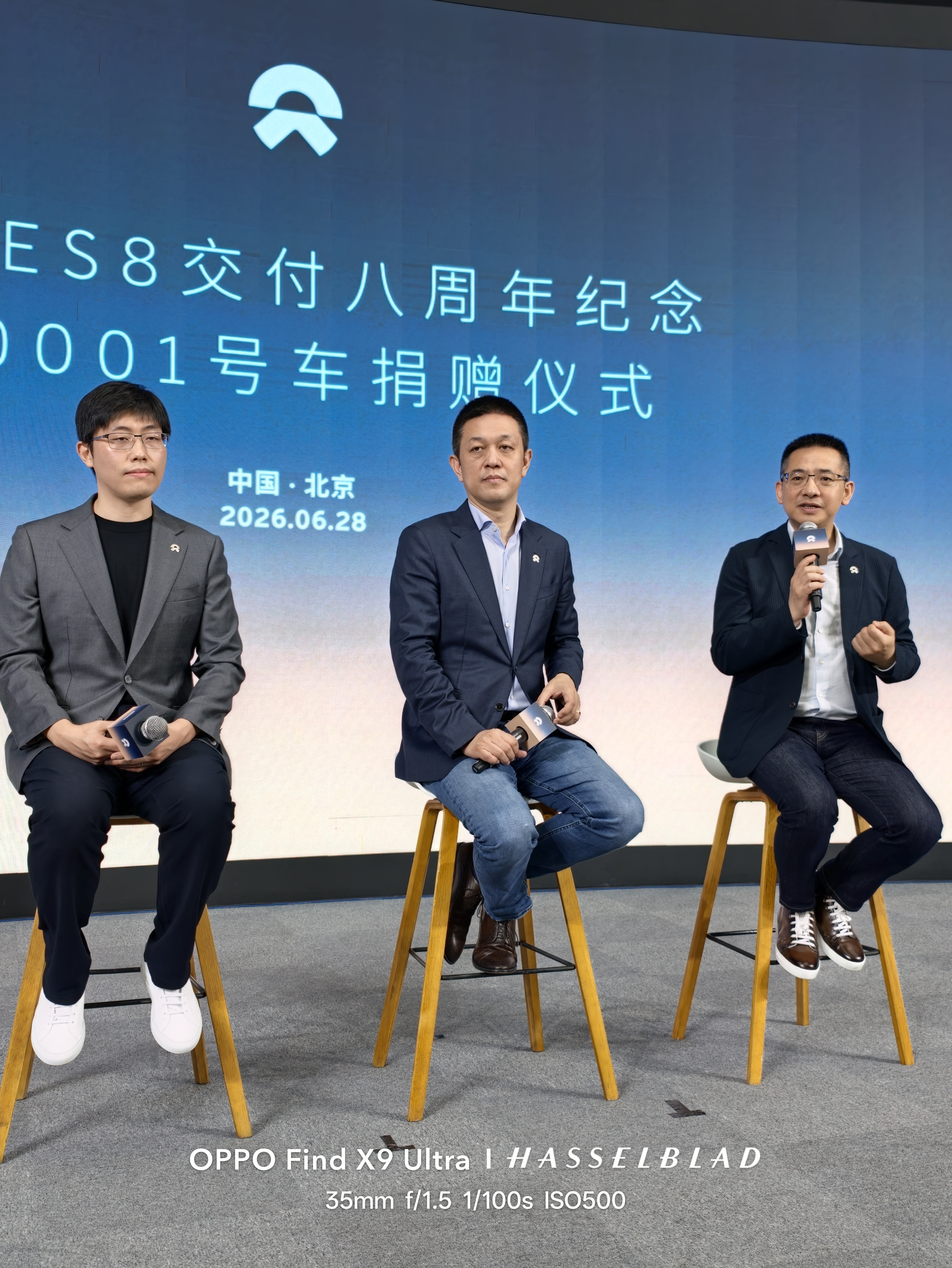 蔚来秦力洪，“1比23，是去年纯电大五座和增程大五座的销量比。今年缩小了十倍，明