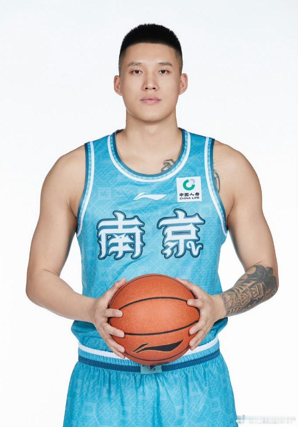 CBA现役球员禁止休赛期私自参加其它商业赛事这一规定古已有之。近期曾繁日参加厂牌