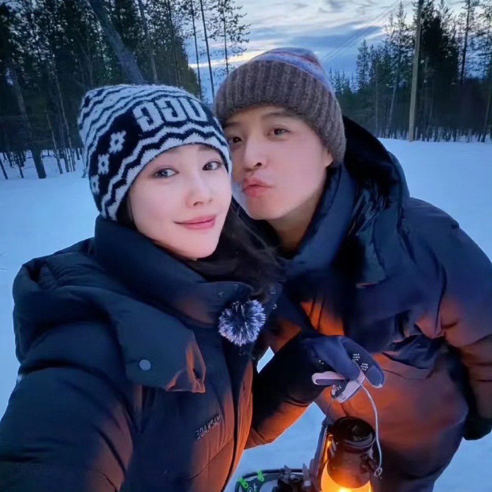 李纯马頔意大利度假照刷到李纯马頔意大利度假照，笑死我了哈哈哈。罗马街头马頔撑伞只