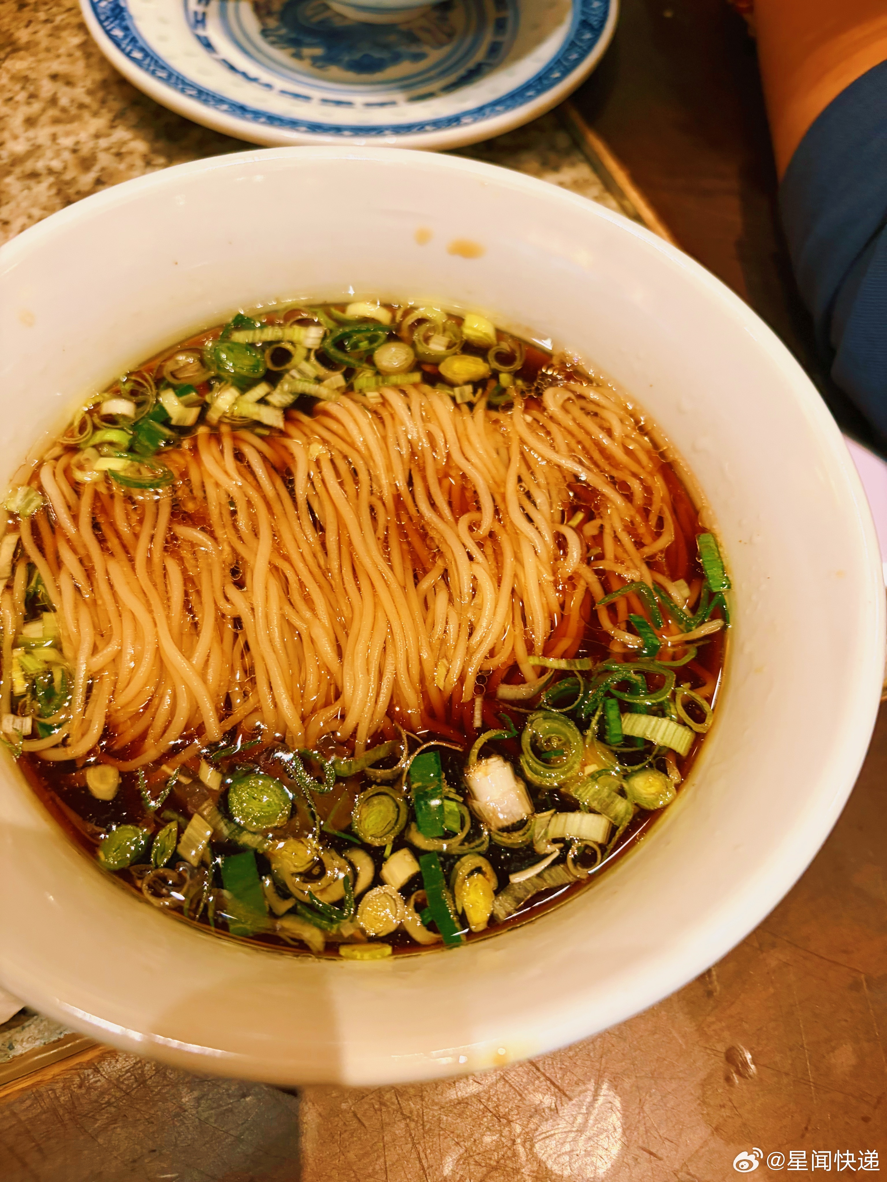 每日一餐分享南京大排档上菜顺序有问题，上来给了锅巴、米饭、素菜，导致后面上的烤鸭