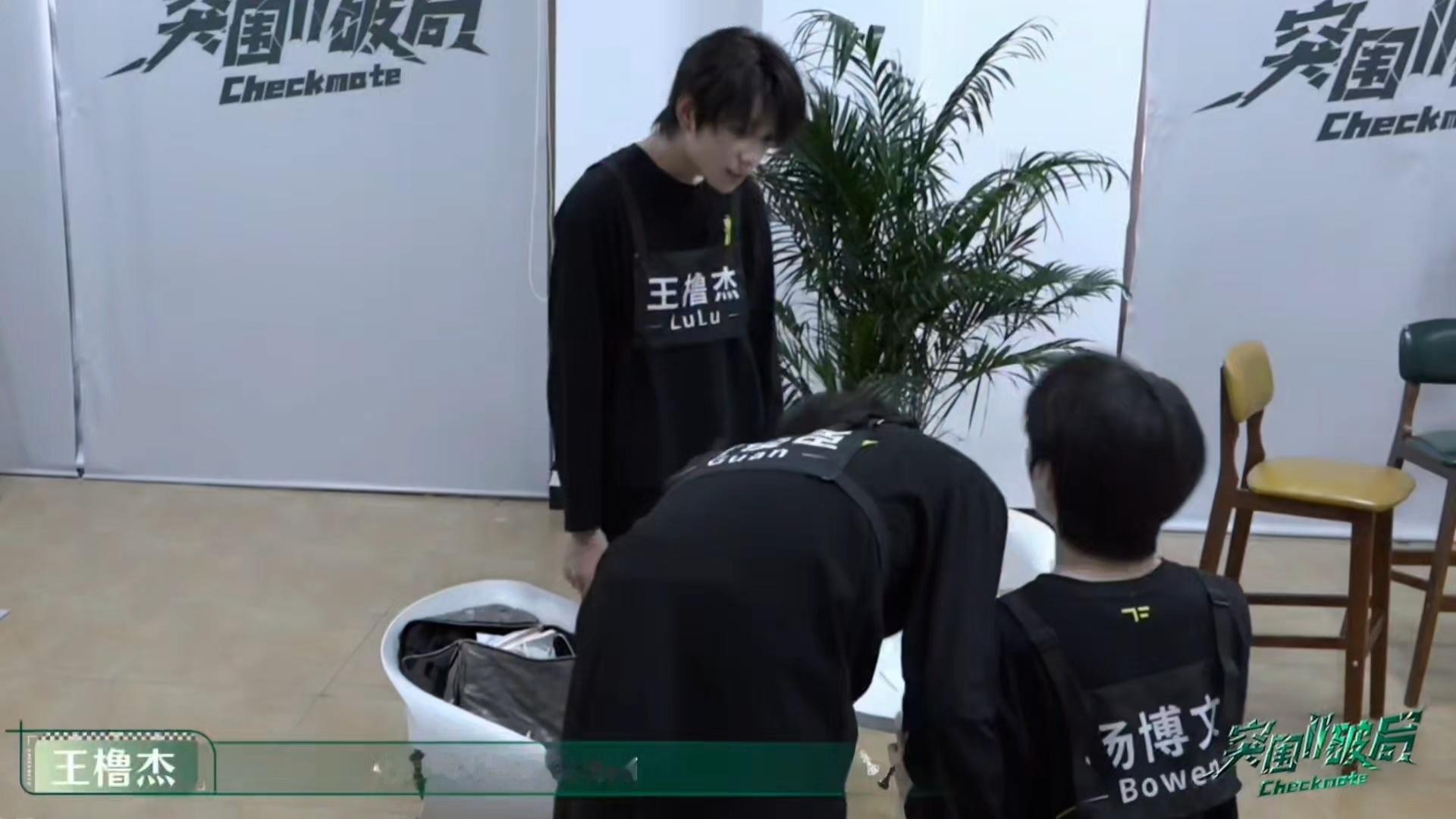 她真的我哭死。。一年了还能看见杨博文戴着沙袋增重练习，一直在严格要求自己想让自己