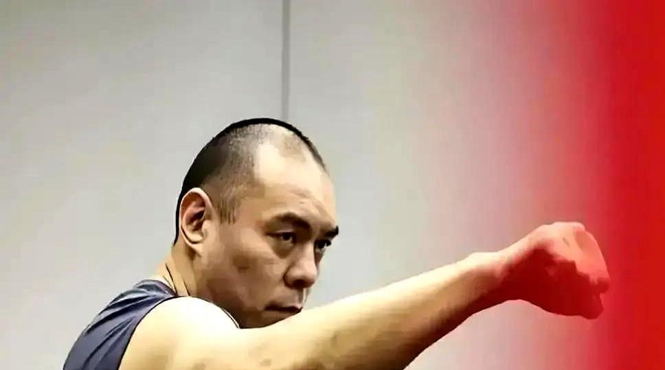 输掉首战后，他盯着对手旧伤猛攻，却点数惜败。
六个月，他换了目标：专打心理防线。