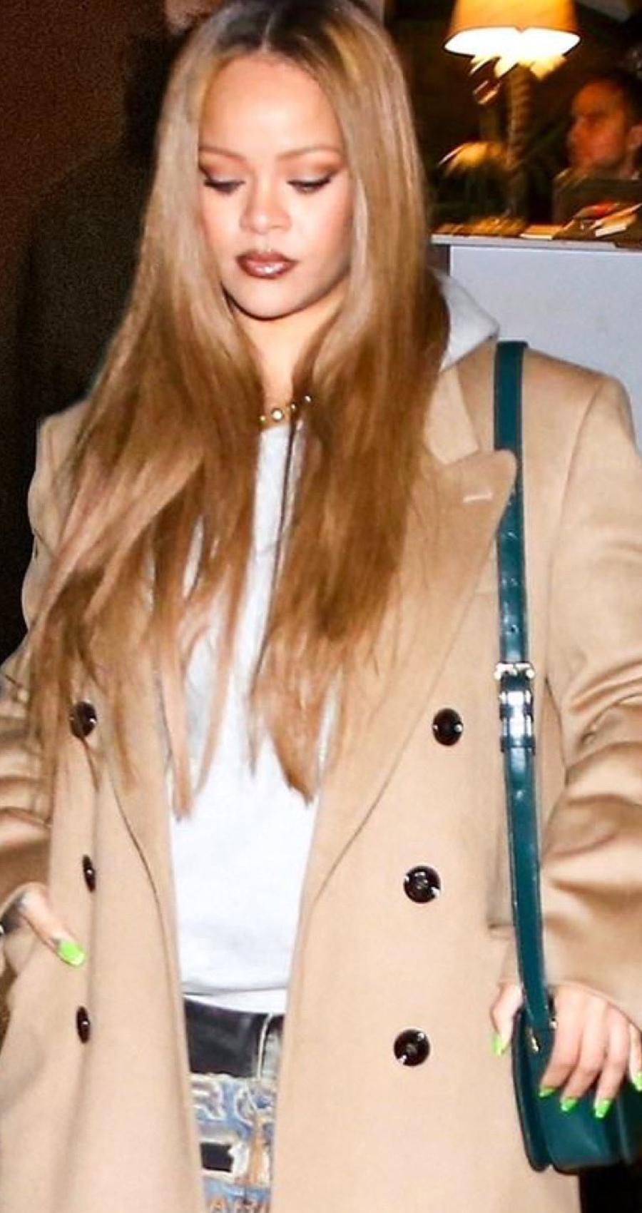 被二胎妈妈蕾哈娜新造型惊艳！黄发造型搭配大衣时髦又减龄，美呆了！