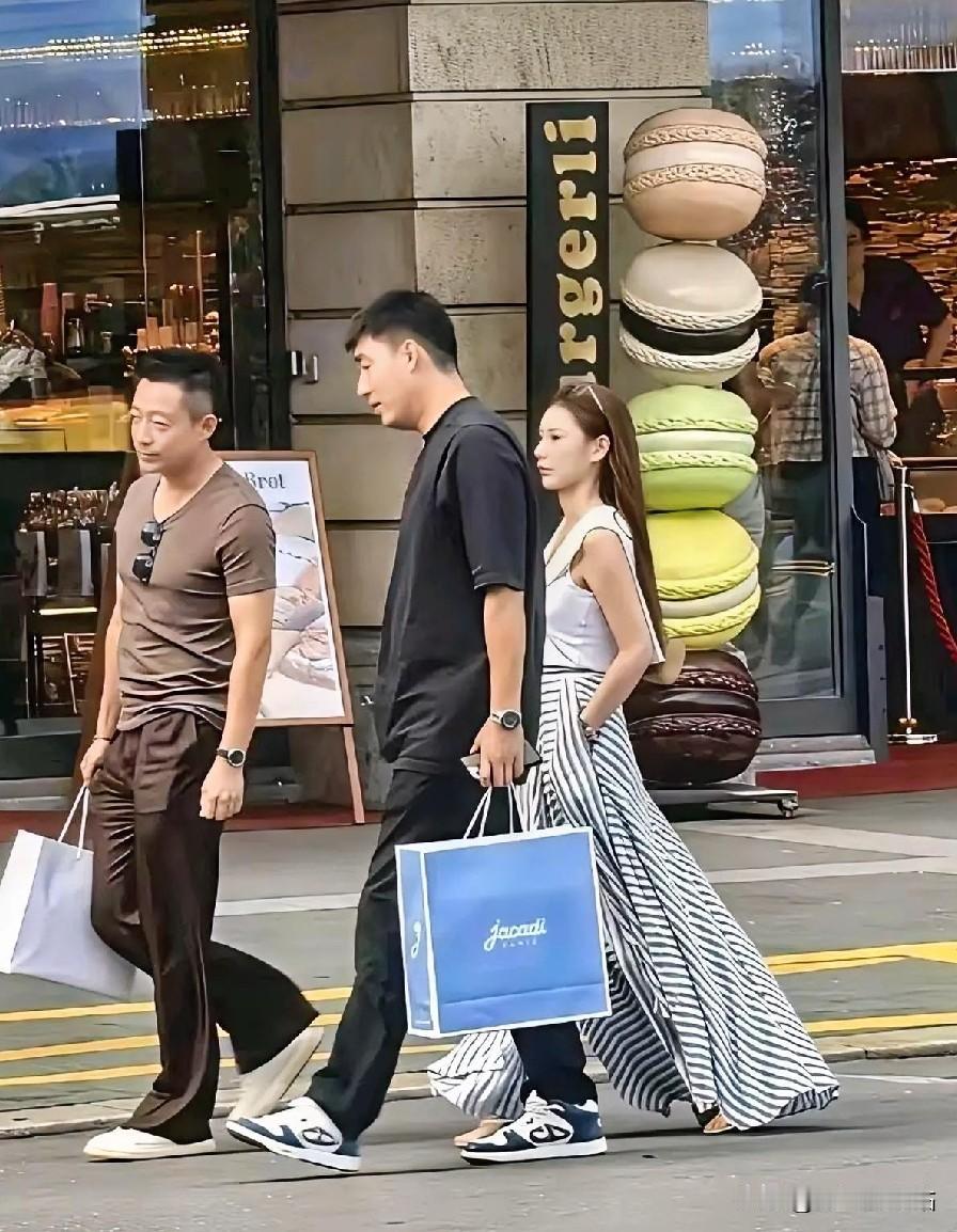 45岁汪小菲携马筱梅畅游瑞士，疯狂采购奢侈品收获满满
 
近日，45岁的汪小菲带