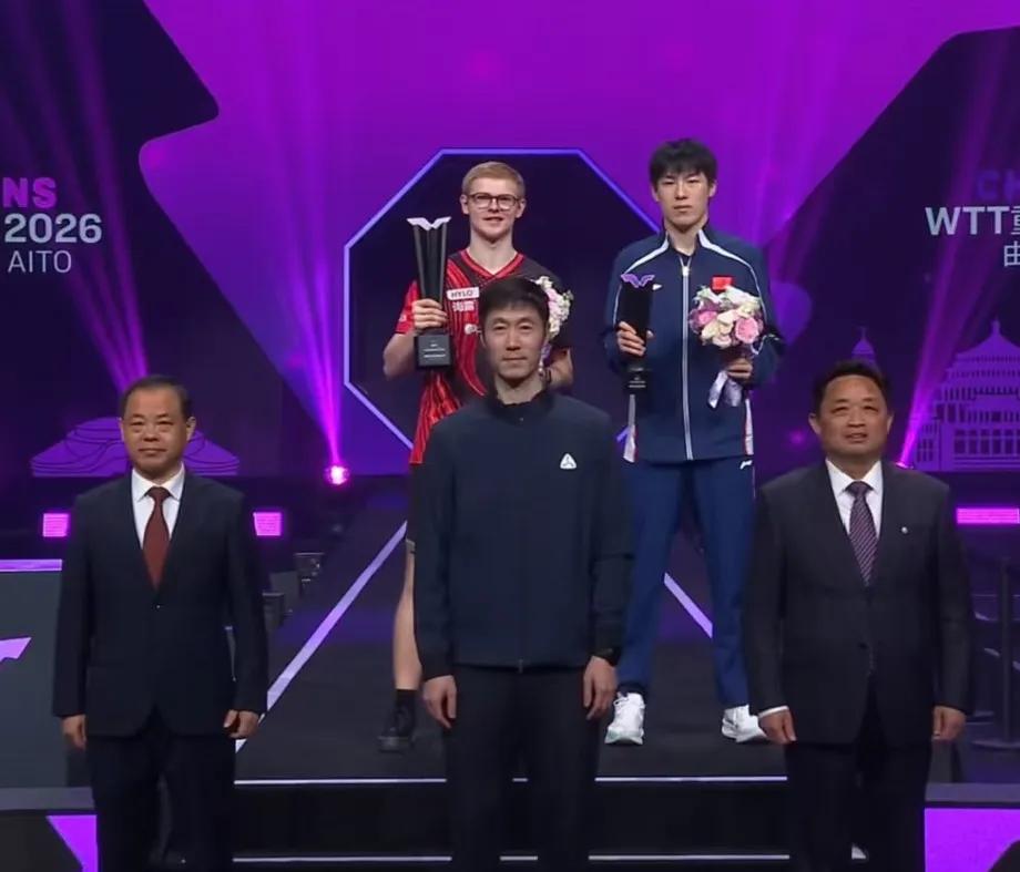 重庆冠军赛举办方让王励勤给冠军颁奖，冠军是法国队员小勒布伦，亚军是中国队员温瑞博