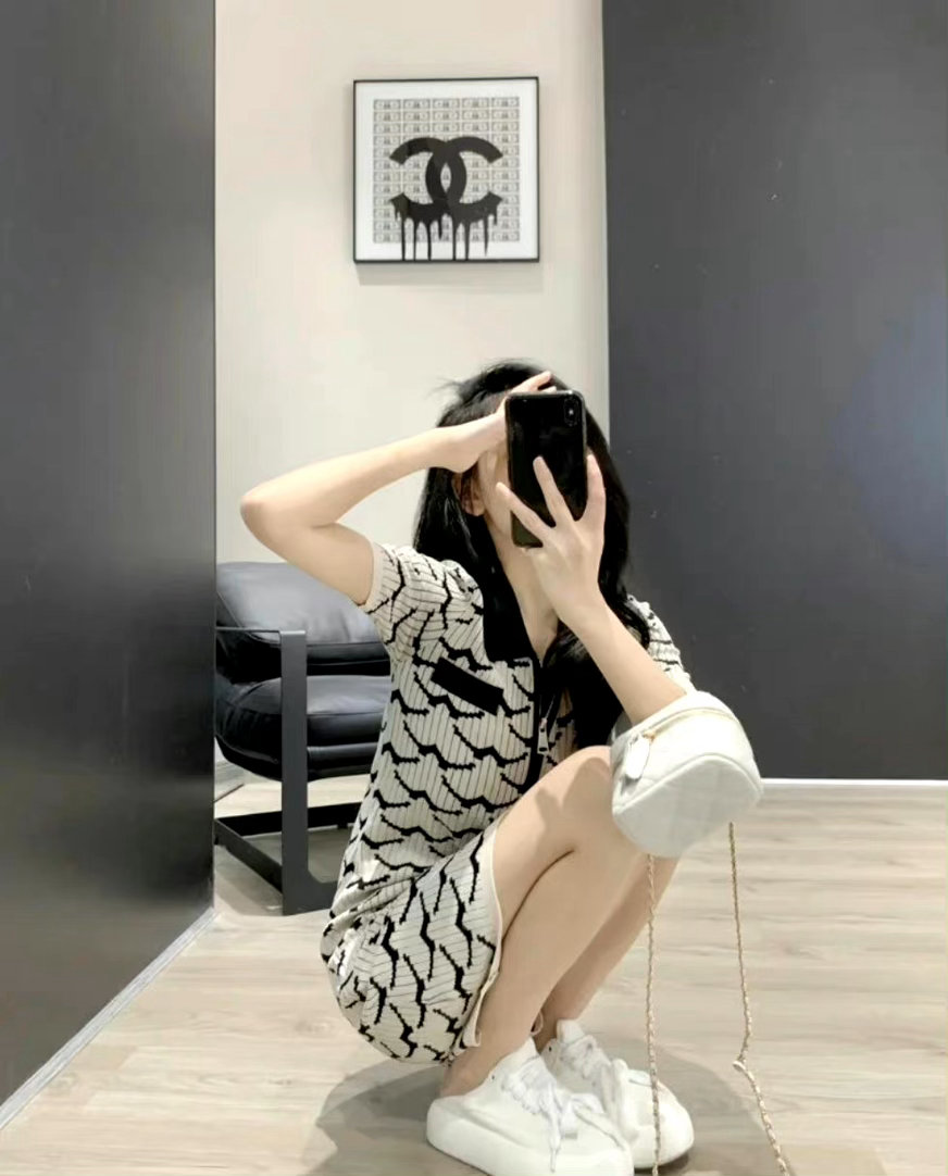 “好时勿说尽秘密，恼时勿言及隐私。” ​​​