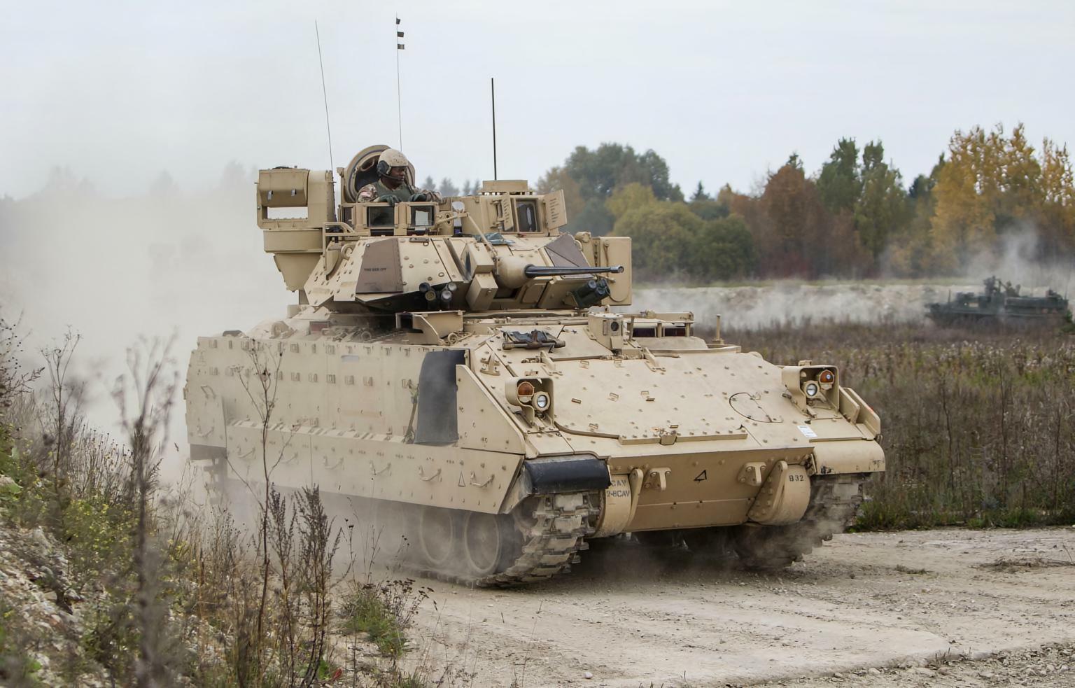 每天认识一件兵器 美国M2“布雷德利”步兵战车M2“布雷德利”步兵战车是一种履带