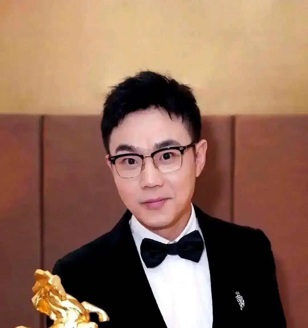 大鹏拍《煎饼侠》时把三成闹腾戏全砍了，就为守住师父赵本山那句“别飘”2010年拜