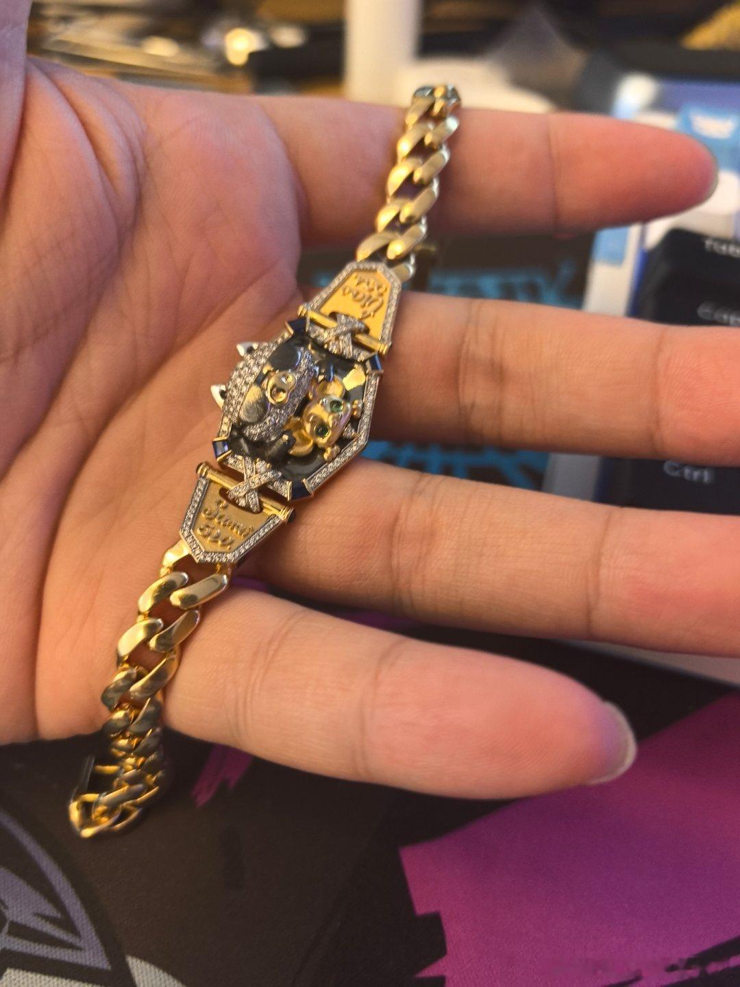 这个手链我也准备给你们改个版本出了大概会有一个量产版本，一个定制版本都会镶嵌锻打