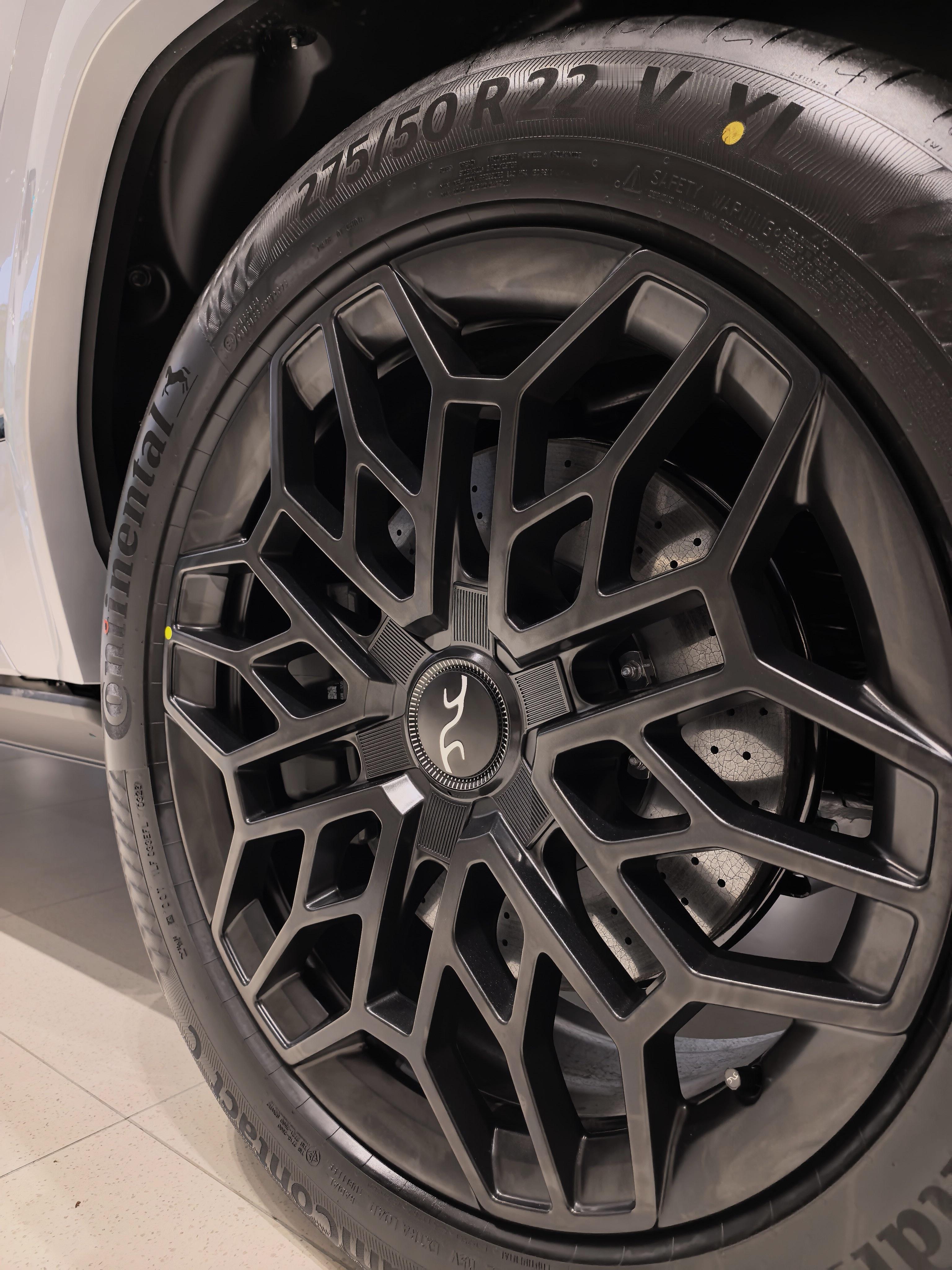 闪充版仰望U8的小改动带来的改观挺大，能量塔变成黑色的，弱化了存在感/复杂感降低