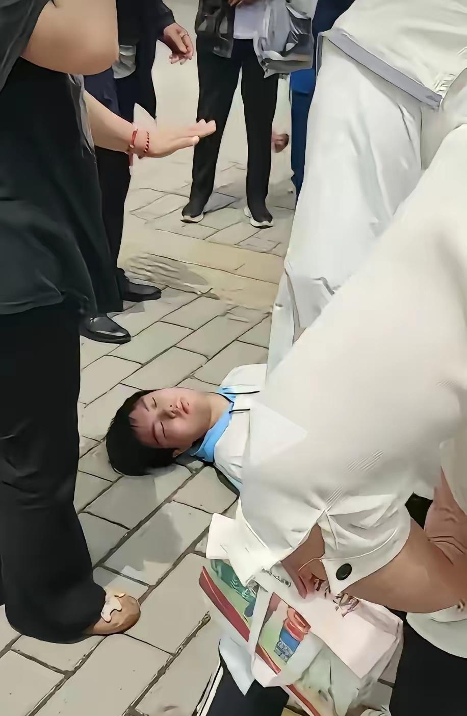 图个啥？6月9日下午，一名高考生考完最后一科，一时冲动尝试后空翻庆祾，坚硬路面加