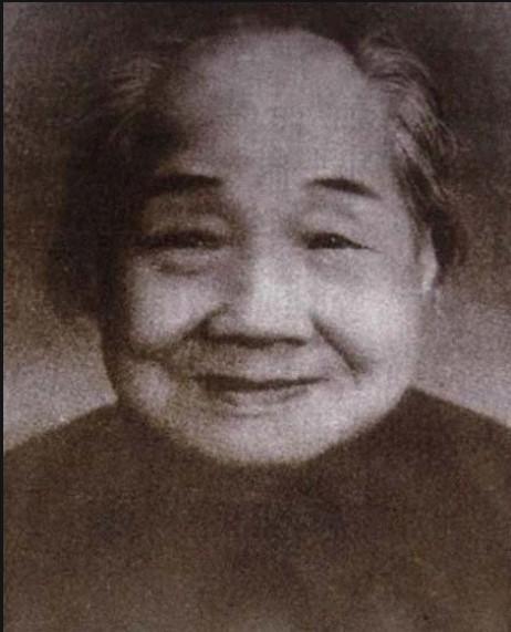 1962年，毛主席忽然收到一封由秘书递给他的讣告。毛主席看完讣告已是满眼泪水，他