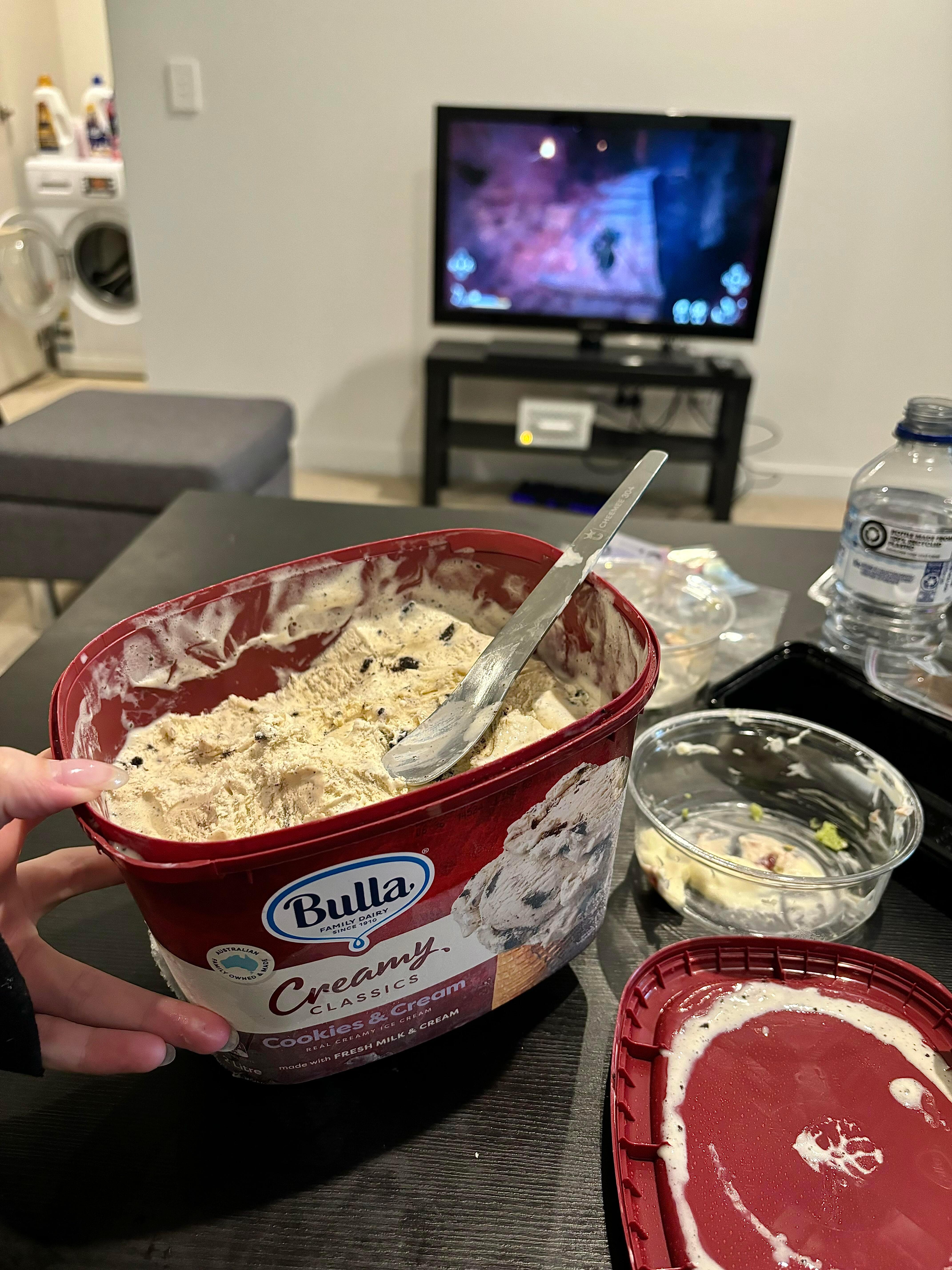 今晚夜宵吃完两盒蛋糕卷吃紫菜包饭再吃司康又十几颗雪花酥嘴巴干了就挖着2L冰激凌解