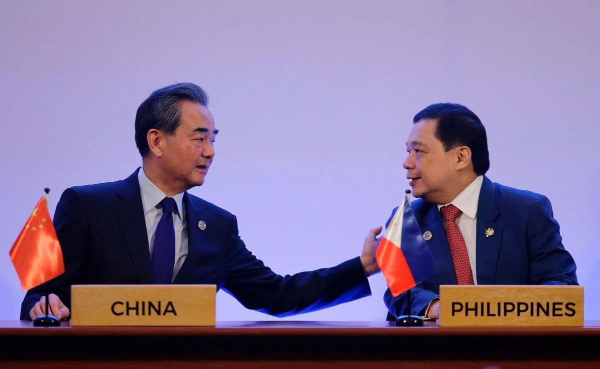 [太阳]仁爱礁的事闹大了！中方王毅外长抵达马尼拉，鲁比奥也来了，中菲海上摩擦引发