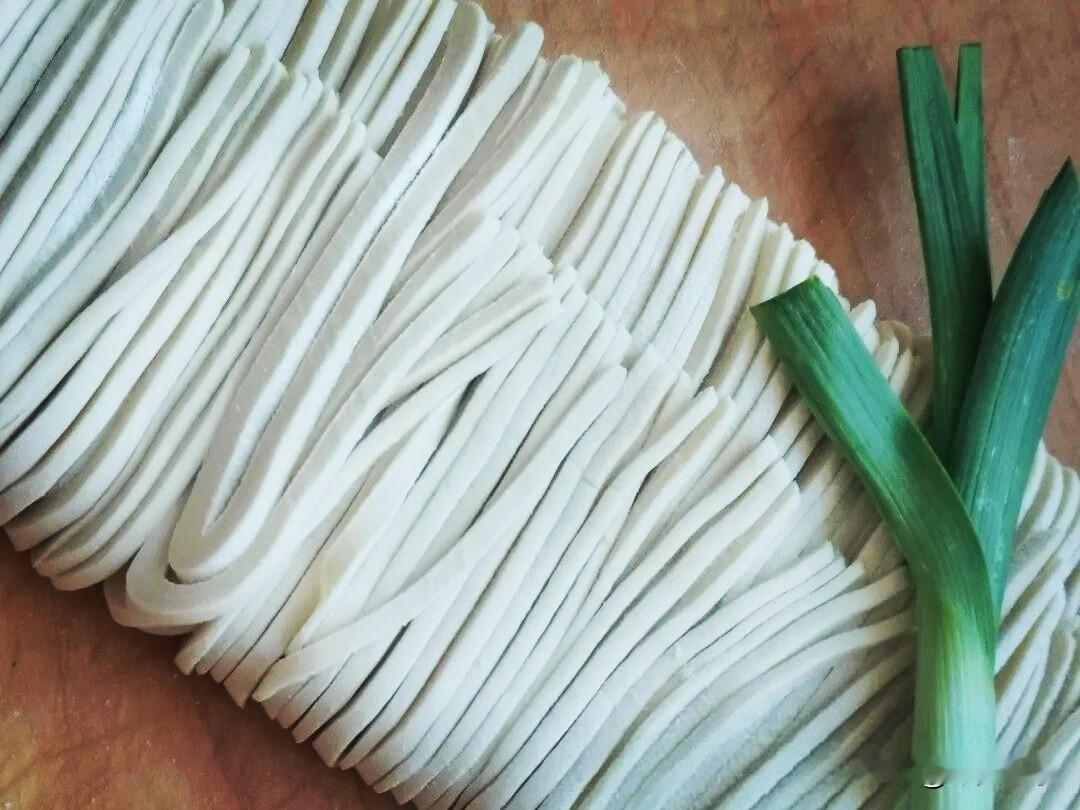 《西江月.手擀面》[烟花]
素手揉成玉雪，
长刀切出银丝。 
清鲜不与俗尘知，