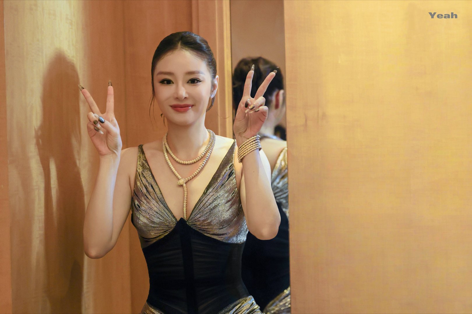 高叶 网红妆红毯亮相妆容引发热议，各方观点各有侧重。有人偏爱她往日自带气场的独特