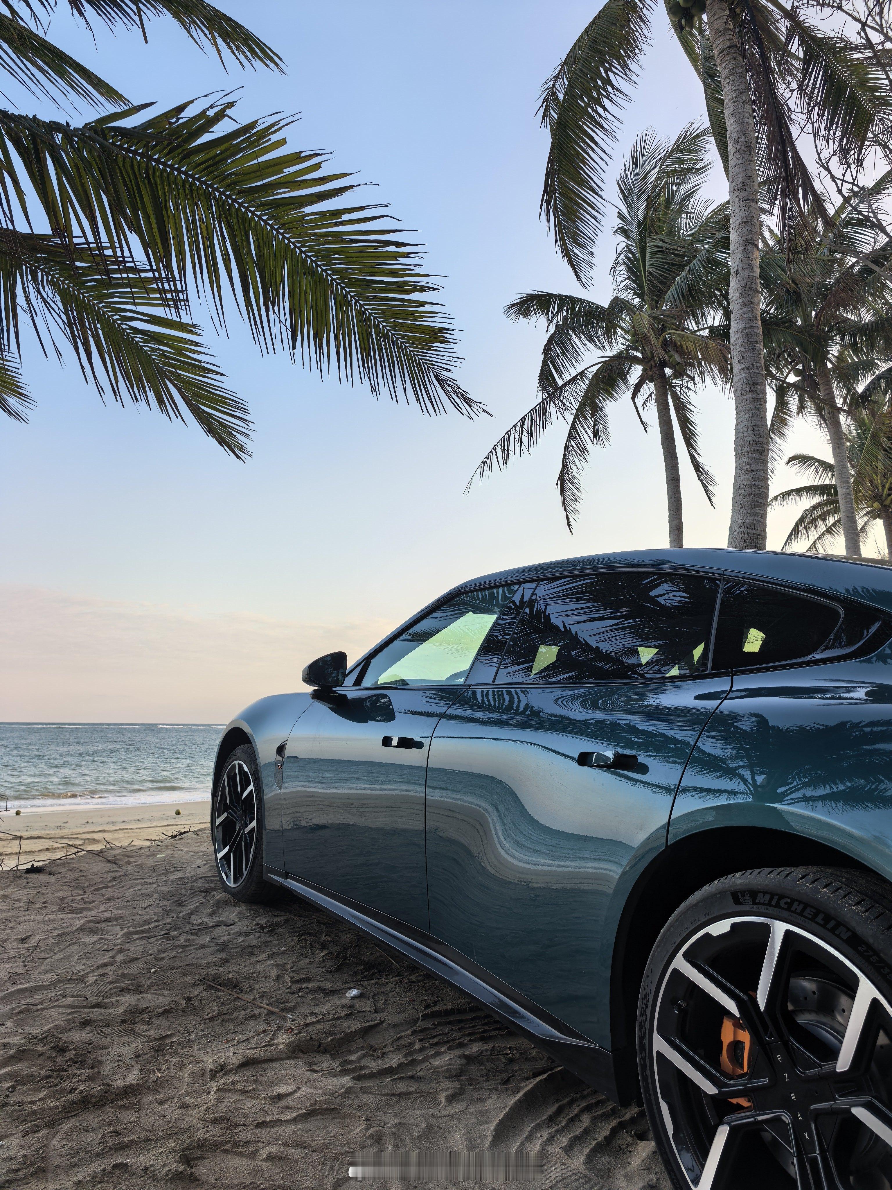 极行天下南北穿越六千里  前两天在文昌木兰湾，开小鹏P7在路上遇到一辆Model