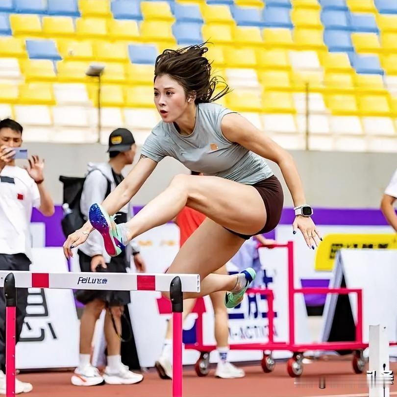 绷带还在，13秒12先到了。6月26日上午，山东日照全国田径冠军赛女子100米栏