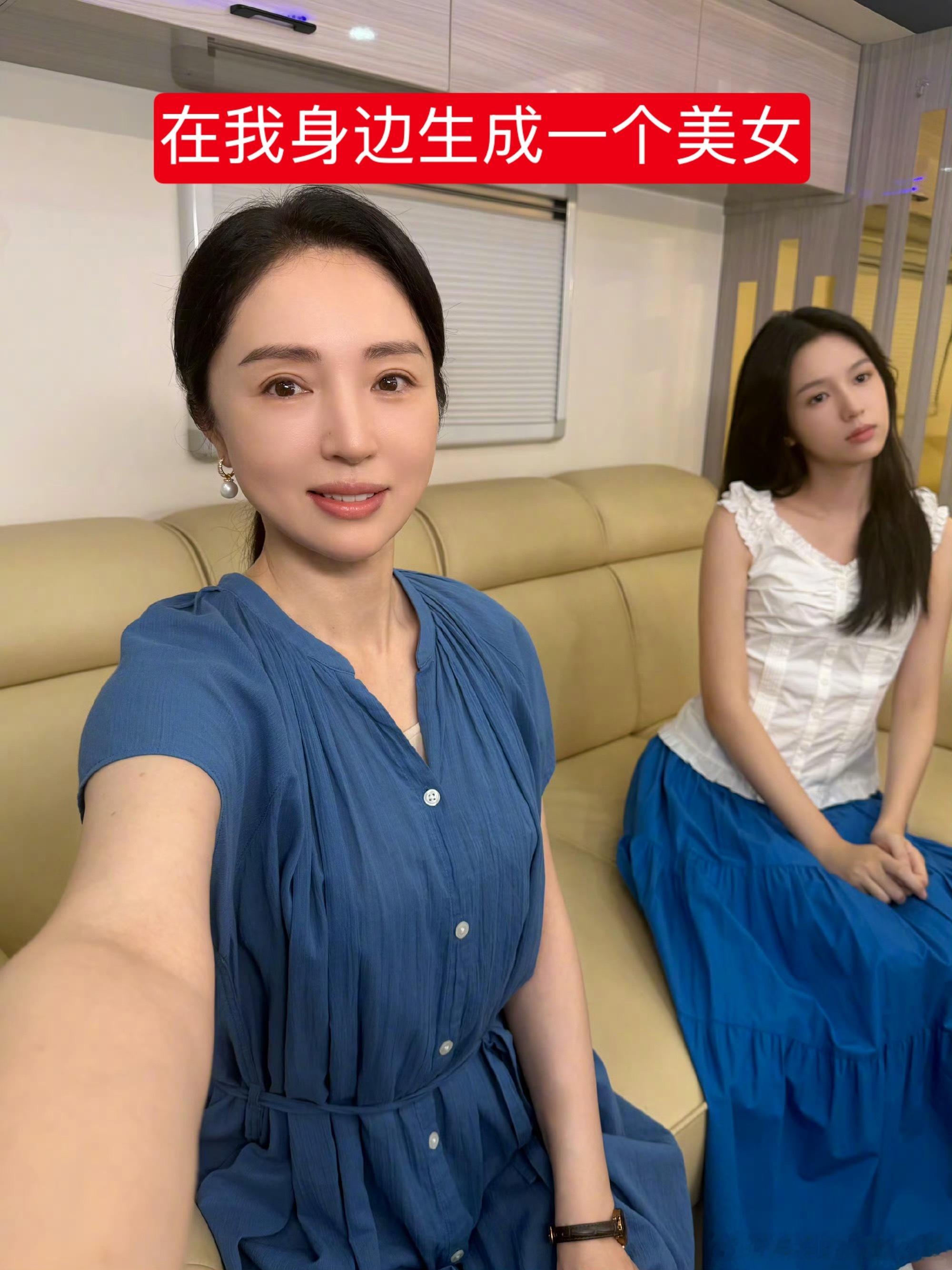 周也董璇合照好像P的 当我给AI下指令[doge]在我身边生成一个美女夏晓兰和刘