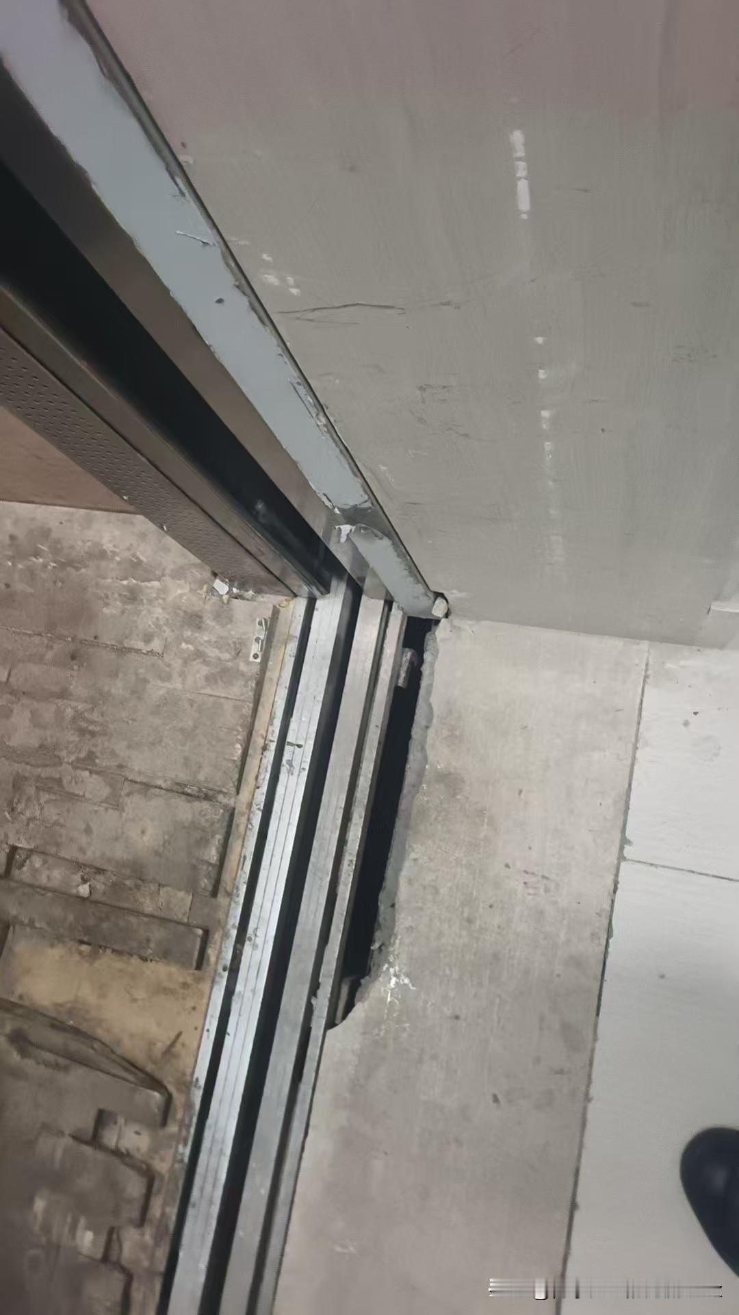 今天是金碧物业走后的第118天，大明物业的第26天。

电梯前开裂，并且垃圾成堆