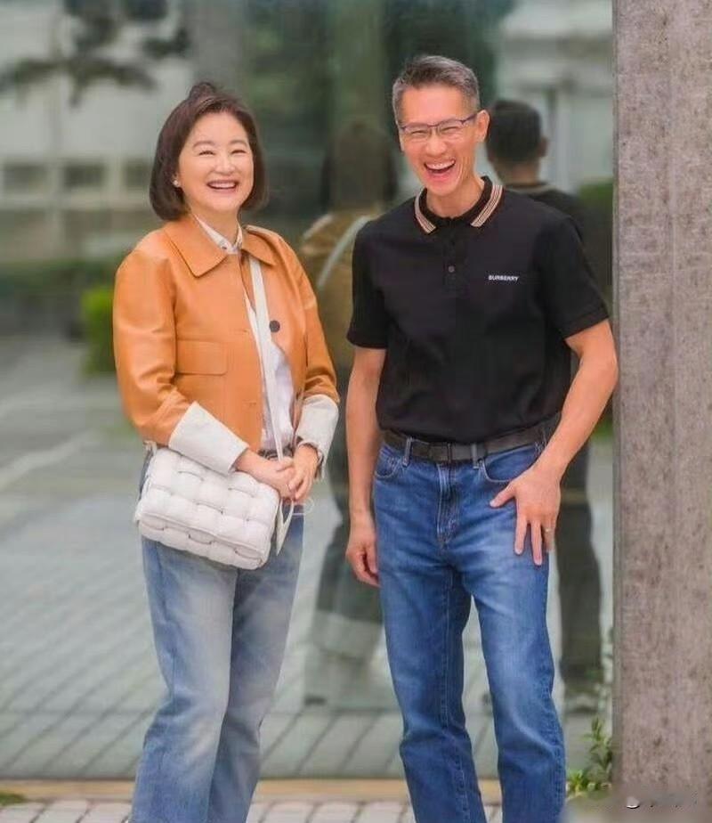 林青霞跟清华大学校长高为元的一张合影，两人笑容灿烂，看上去非常开心。
此清华并不