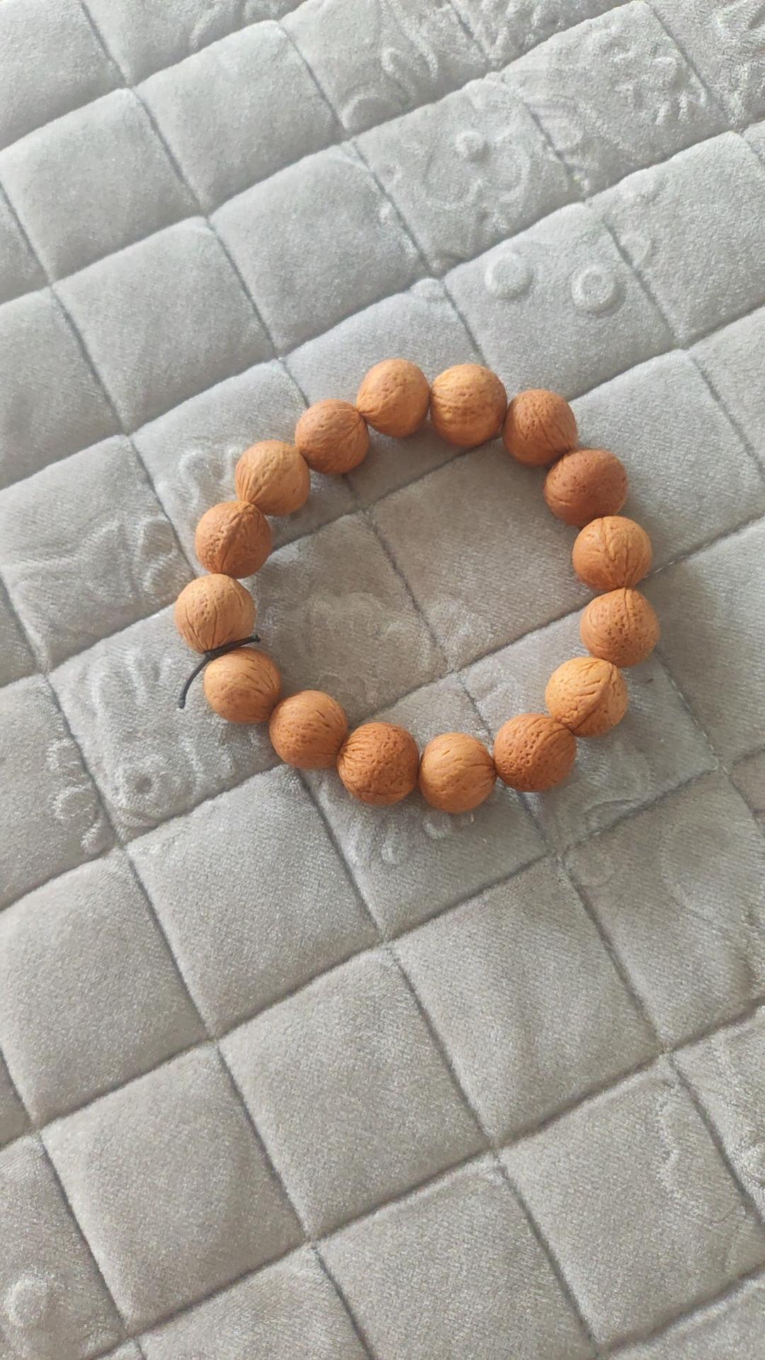 自己做了个手串，去山上玩的时候，无意间放现的野果，扒开一看，适合做手串，不知道叫