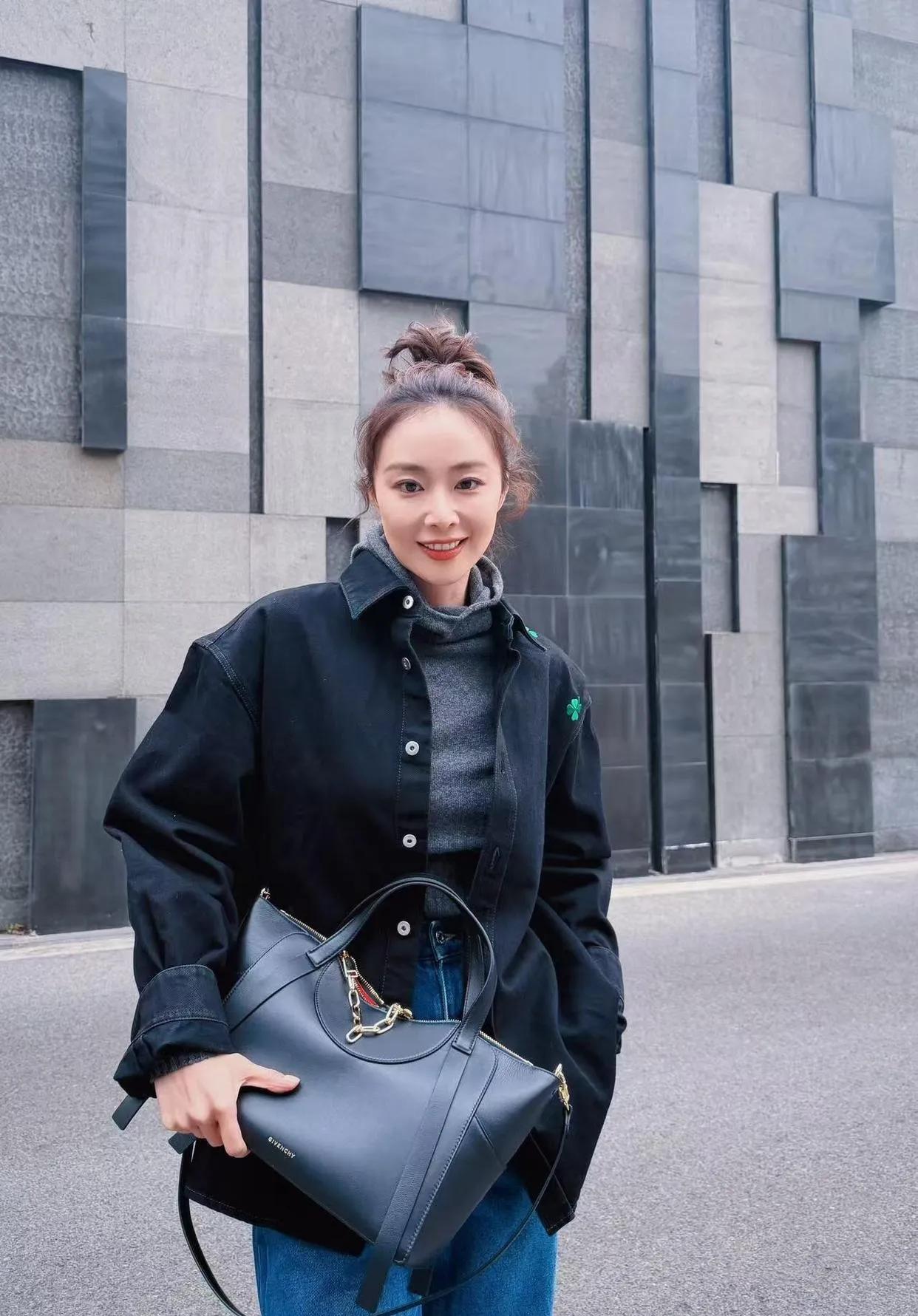 大嫂这状态也太绝了！💙
黑+灰+蓝永远的神！
简约大气又高级，初春氛围感直接拿