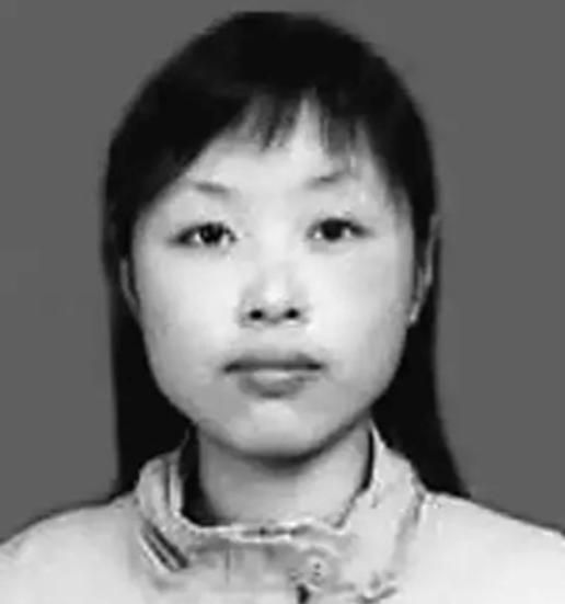 2008年地震，四川一21岁女老师被埋进废墟，腹部被钢筋击穿，救援人员发现时，她