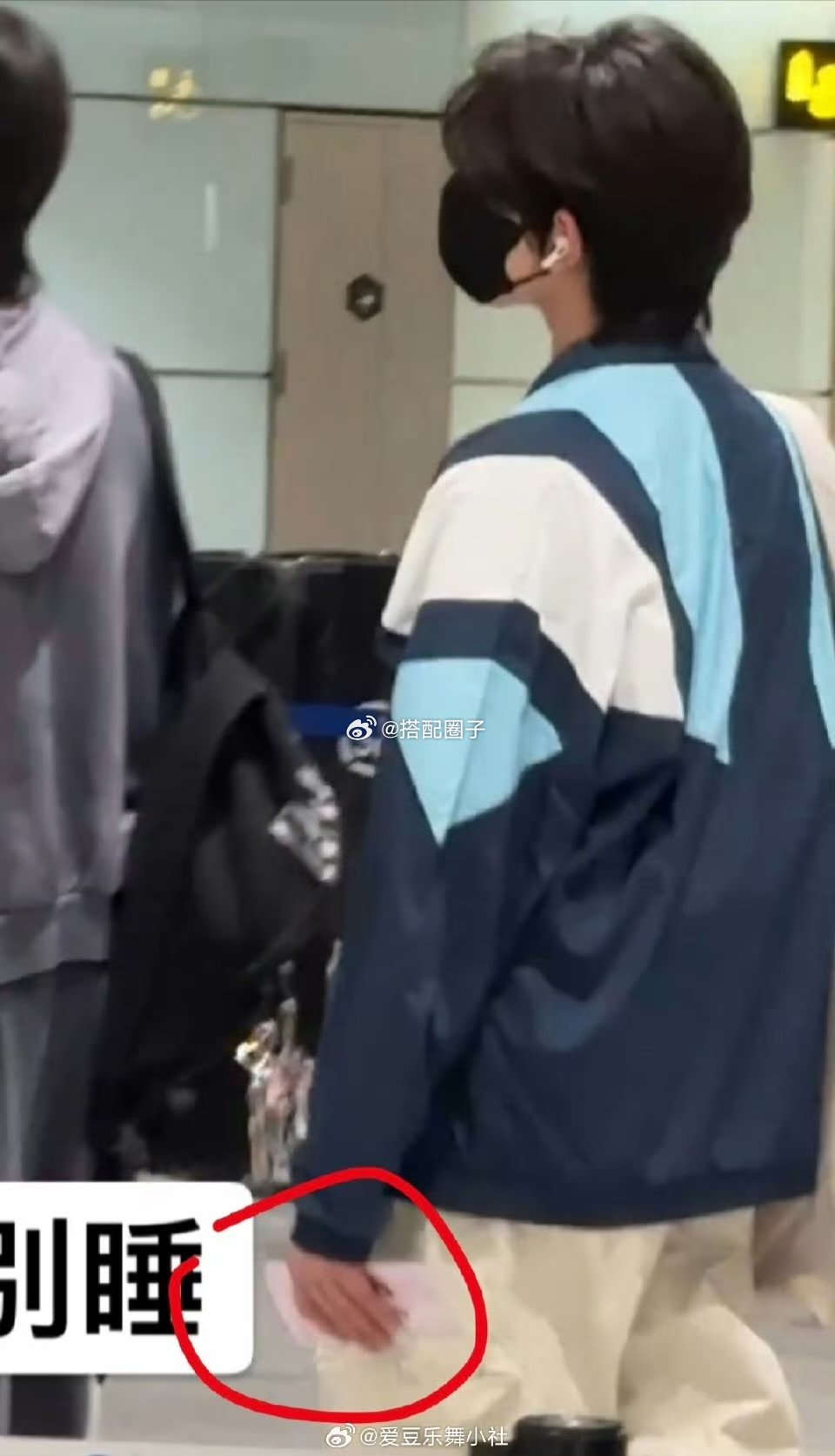 tf四代全员拿着陈奕恒登机牌 陈奕恒拿着自己的应援登机牌 大家都拿着陈奕恒的应援