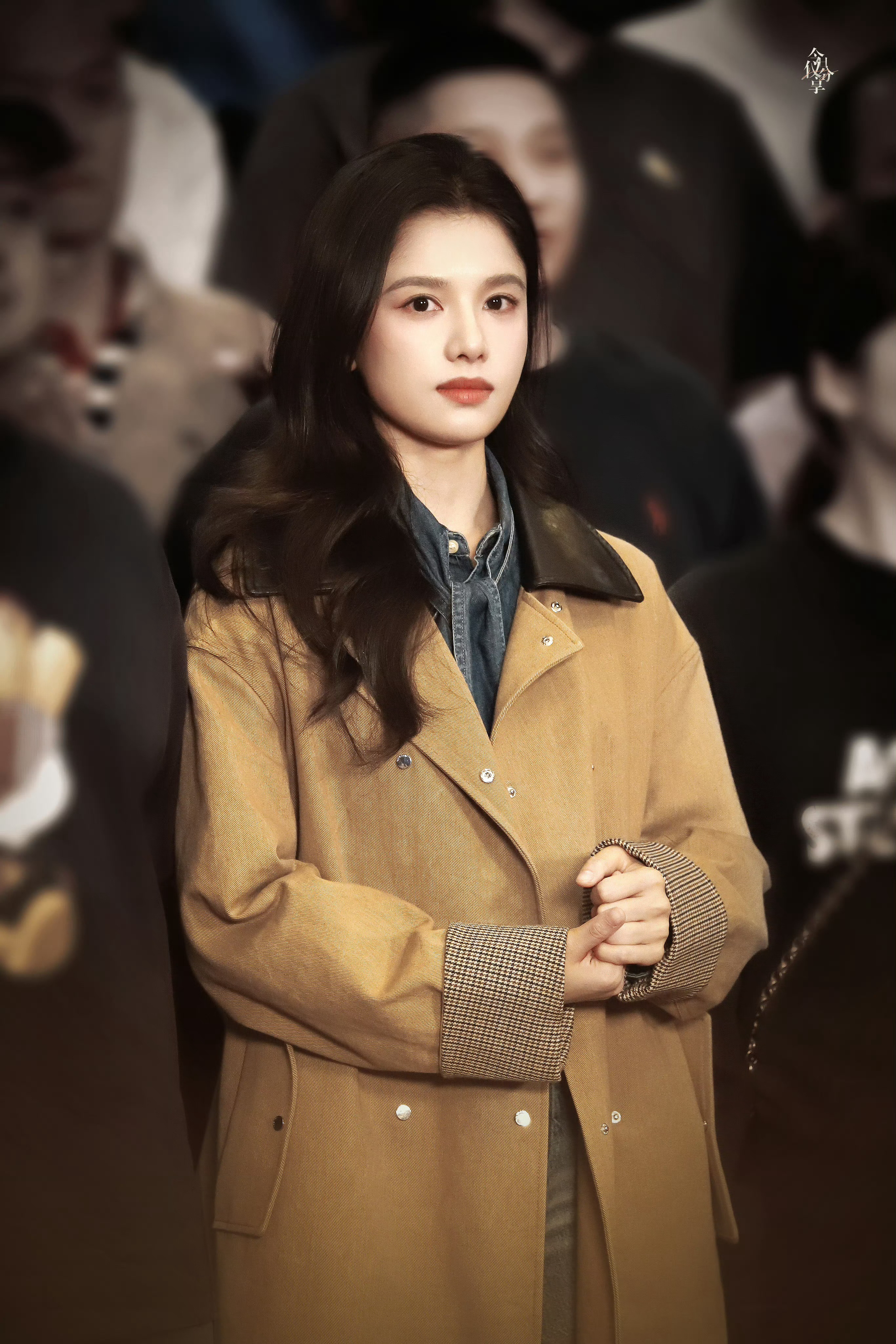 张婧仪陈靖可新剧杀青 杀青特辑里的任冬雪，职高时期笑得太明亮了，职场时期眼神又太