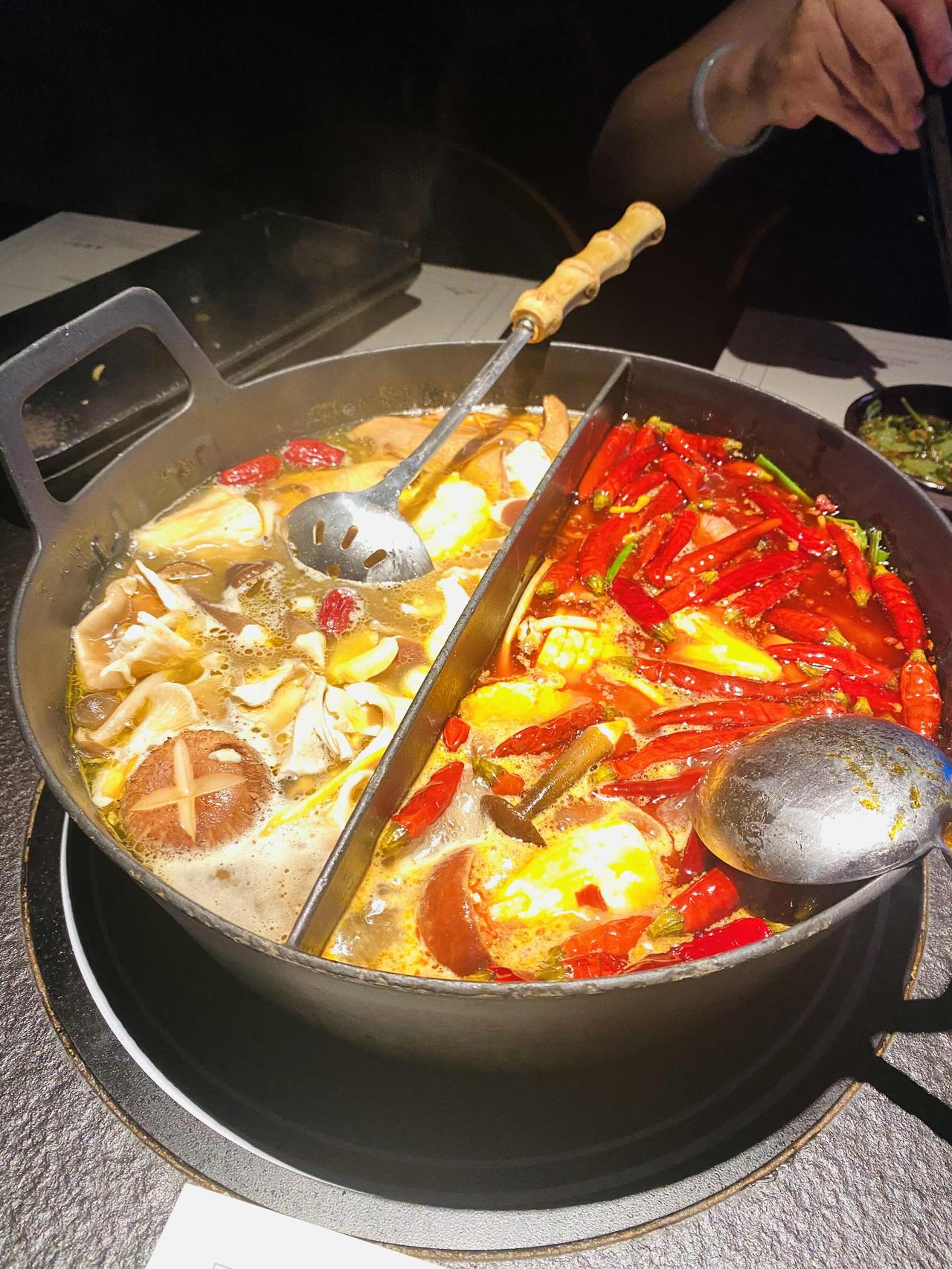 两个女人，暂时抛弃家人聚餐。火锅冒着泡泡，嘴巴嘟嘟地停不下来。心情甚好。