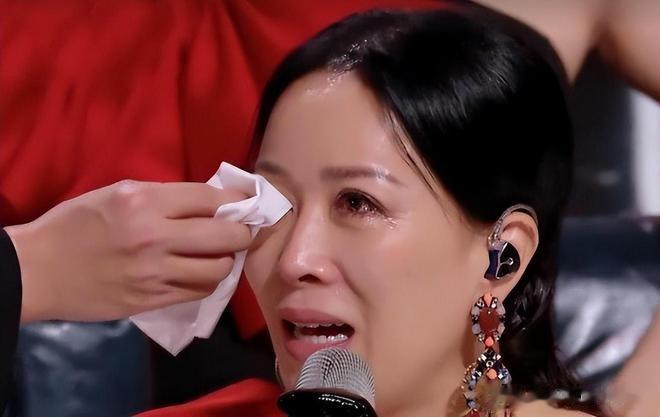 那英应该想到自己今天为什么会如此的招人骂，原因其实很简单，就是太把自己当回事了，