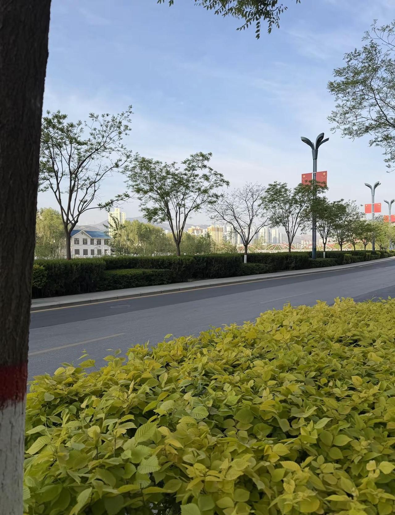 下高速700米就到市政府的城市-海东市，人口车辆不多，道路平整宽敞，城市整洁明亮