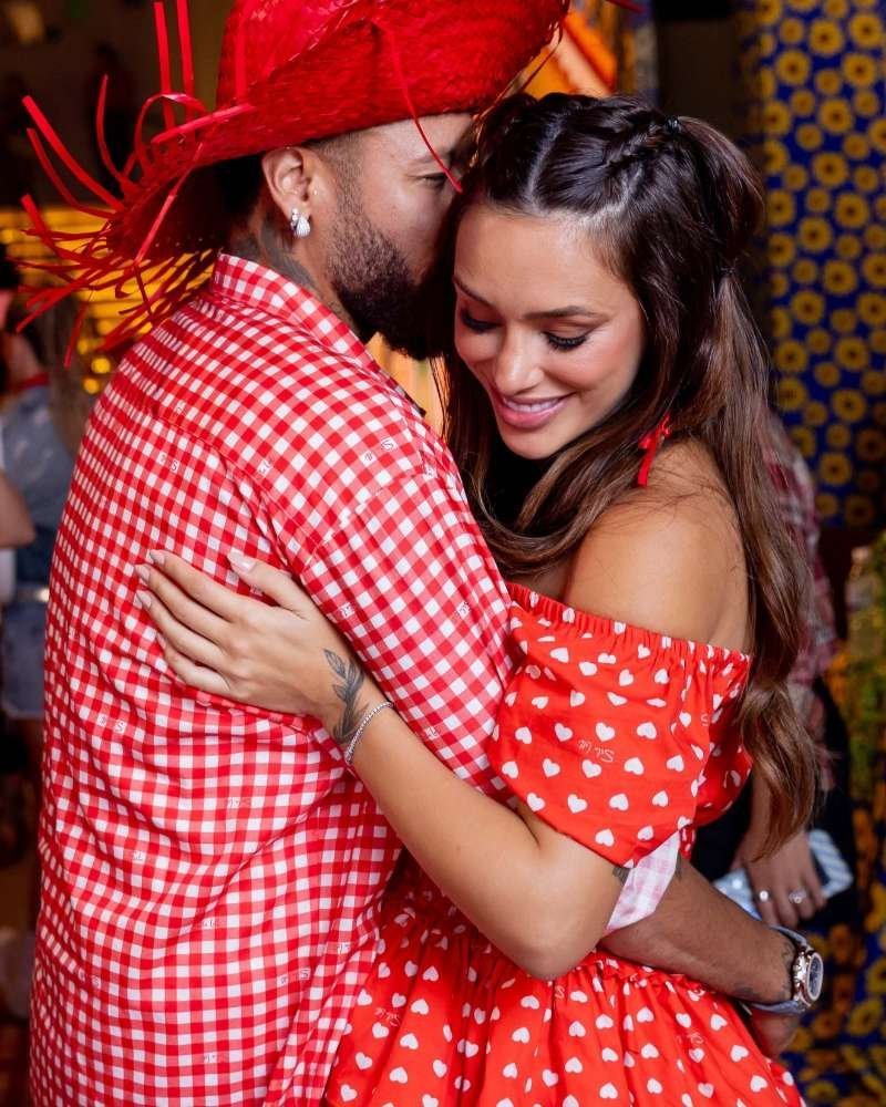 neymar 内马尔与布鲁娜的巴西八月民俗派对，氛围感拉满。内马尔