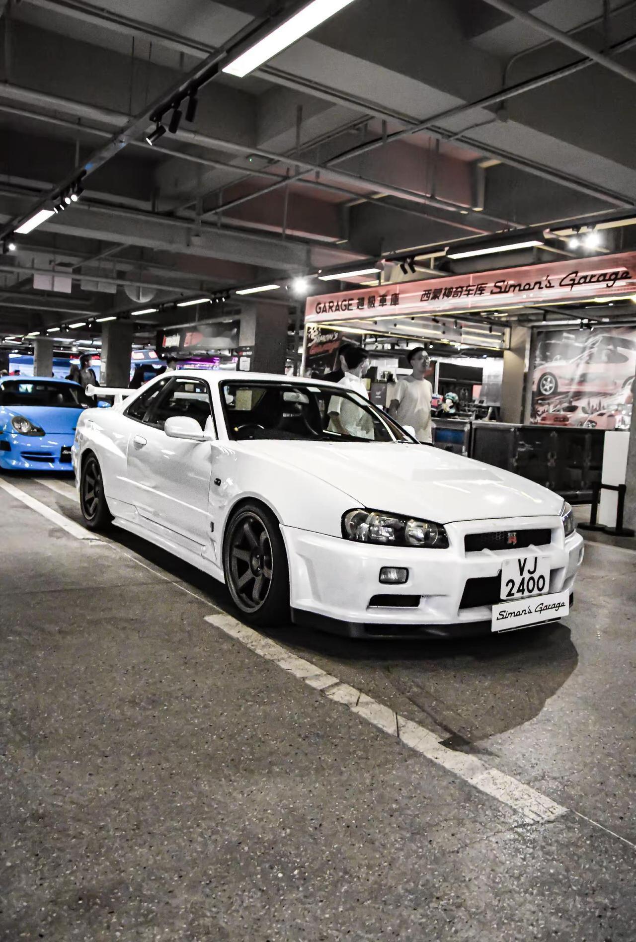 地下车库一次性集齐四台狠货。R34、保时捷GT3RS、Veilside马自达RX