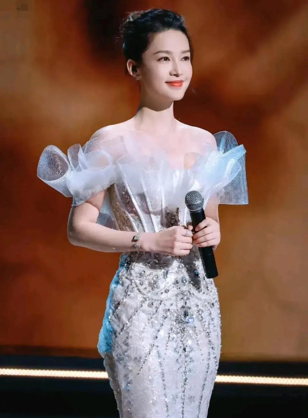 原来，李沁是这么的美
清甜的笑容，曼妙的身材
真的是把人迷得不要不要的
李沁穿的