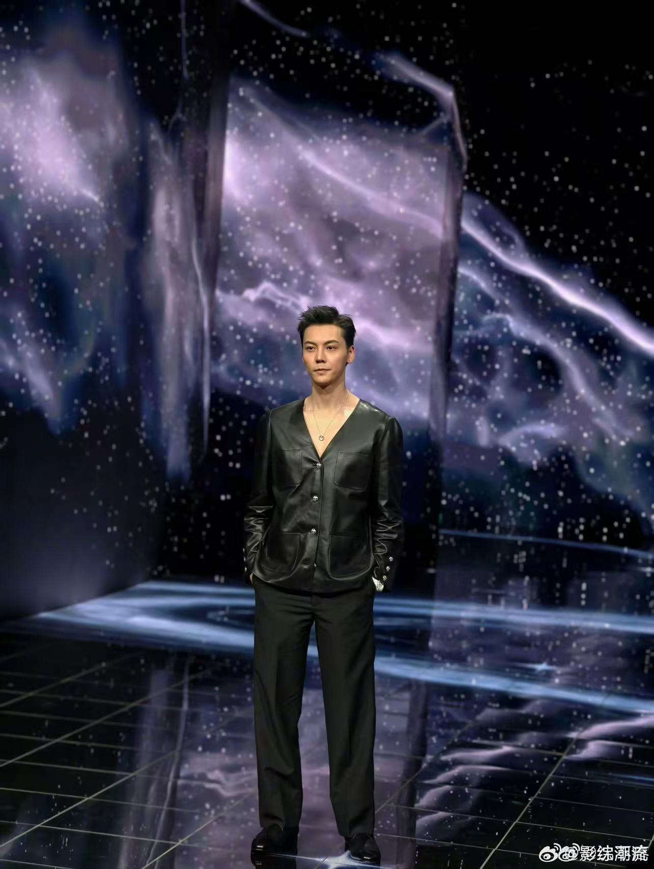 陈伟霆好深的V微博之夜 微博之夜上，陈伟霆的深V设计完美贴合他的个性，他真的是时