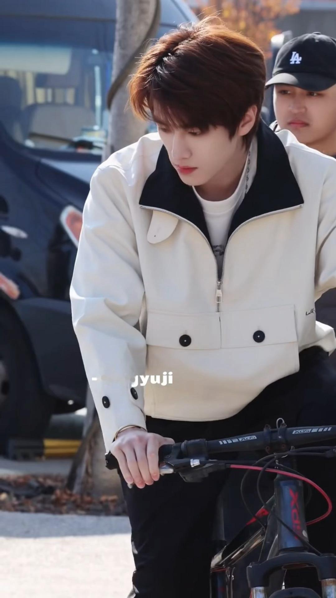 男神学长我要坐你的自行车后座张康乐骑自行车路透张康乐骑自行车完全男神学长