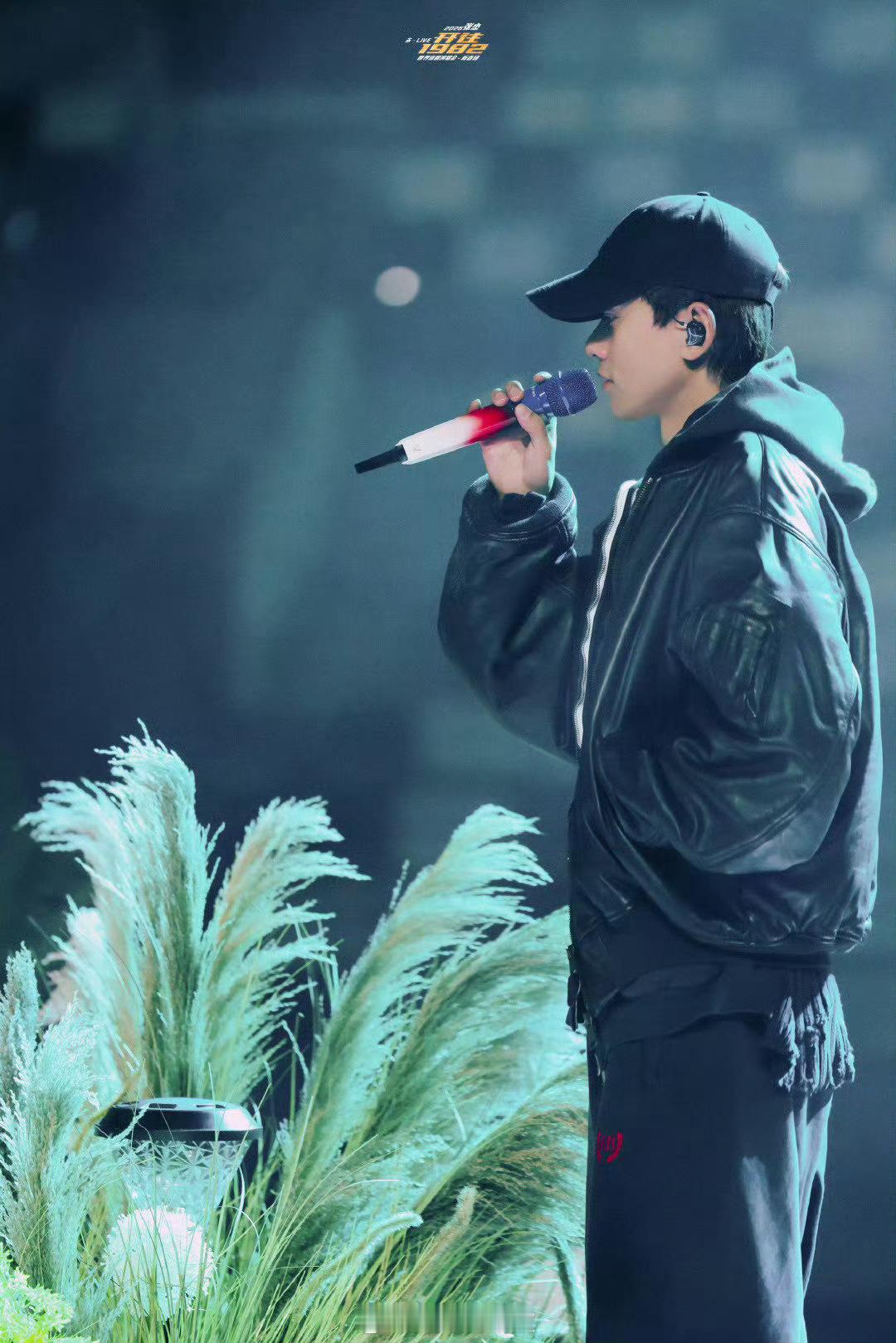 分不清张杰是退场还是上场了张杰未live巡回演唱会太有梗啦!杰哥摆着帅帅的退场姿