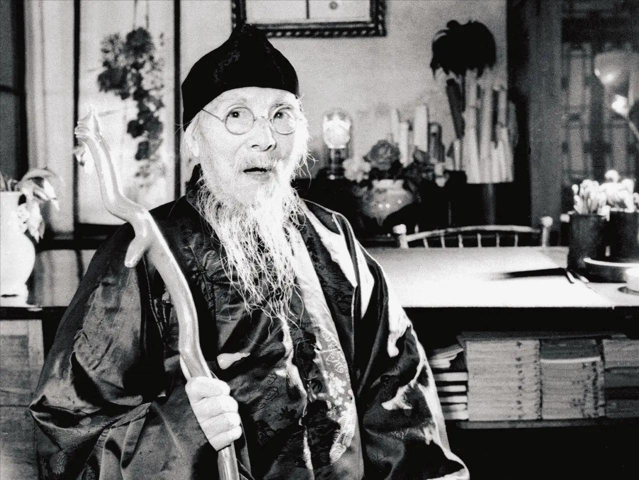 齐白石是有名的老抠，一块点心发霉了还端出来待客；锅里下米都要数数，下米的碗总要抖