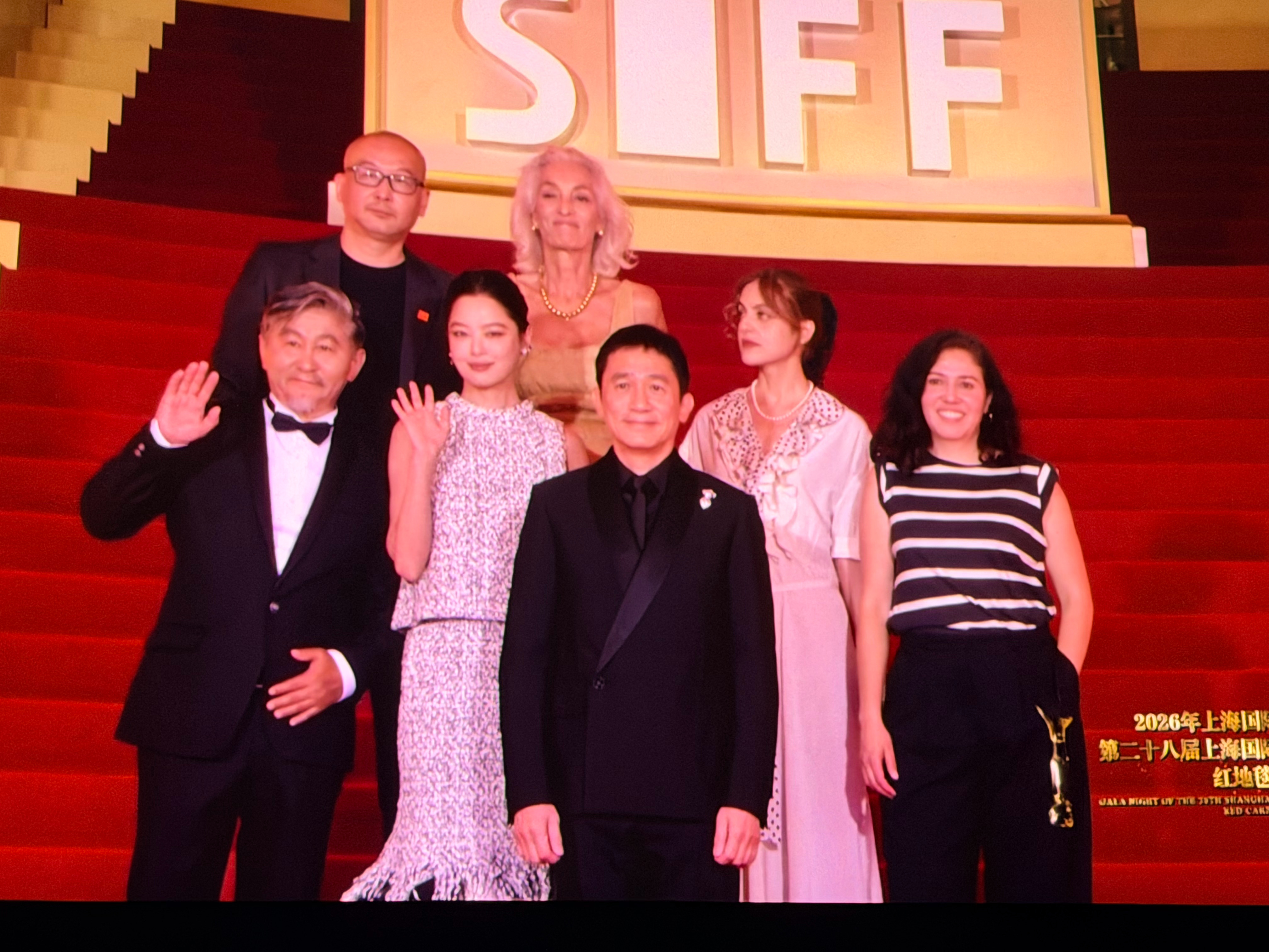 梁朝伟就这样保持着社恐人设不变，让无聊的红毯环节在欢声笑语中结束了上海国际电影节