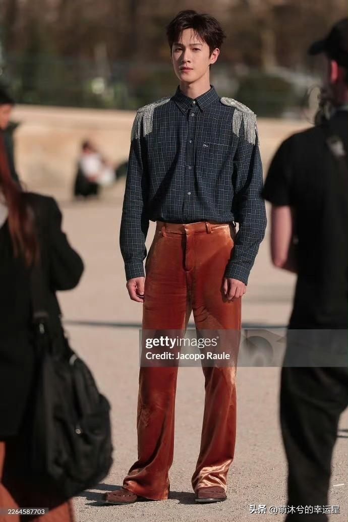 品牌大使李昀锐亮相Dior 2026秋冬时装秀，看秀造型清爽，外网生图更是大写的