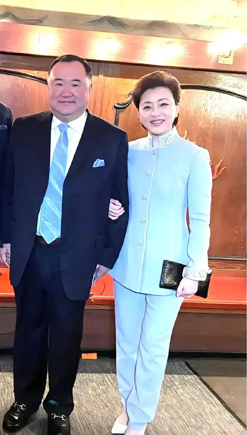 董卿和杨澜是主持界的两大美女，才女，主持界女主持人的颜值担当，扛把子，天女级别的