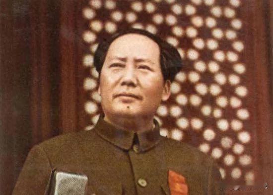 没上过军校，没摸过几天枪，却打赢了蒋介石。
一个教书先生，怎么把几百万人的仗打得