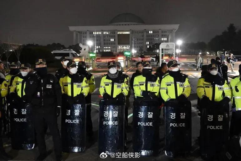 这一晚韩国发生了什么 韩国的戒严令是什么？这是韩国自1979年总统朴正熙遇刺后首