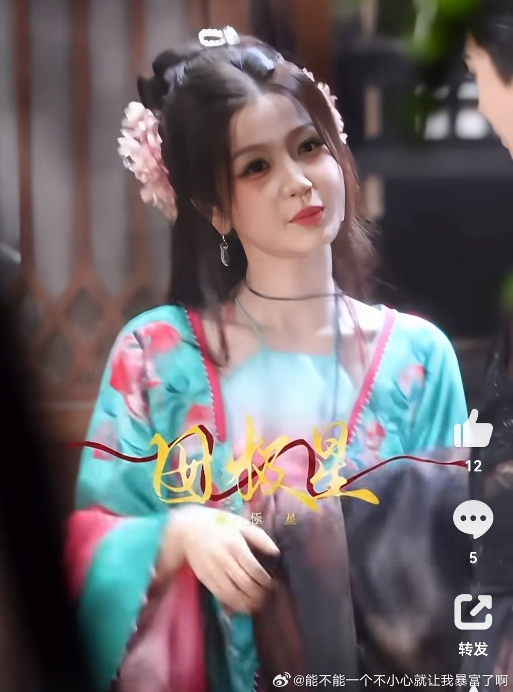 抛开人也好凑好艳俗的配色好廉价的衣服啊 ​​​